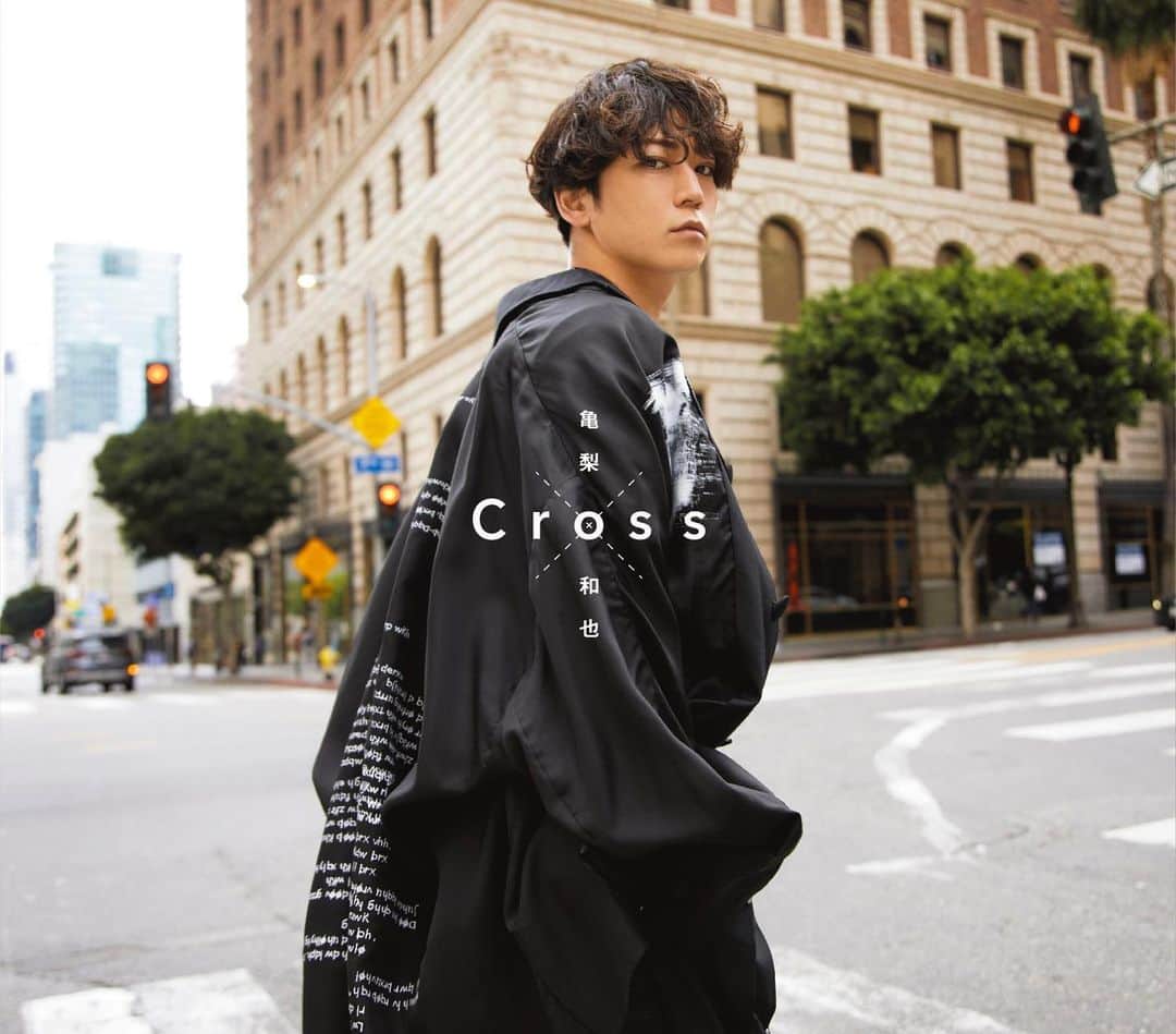 のインスタグラム：「Cross のジャケ写📸解禁✌️  #8月18日リリース #セカンドシングル #LA #亀さんぽ　もあるよ。」
