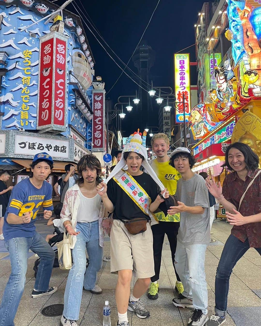 THE BAWDIESのインスタグラム：「ROYの誕生日の前夜祭！ 祝わってもらえるって幸せだよな！！  さぁ、皆！明日は誕生日本番！ ガンガン盛り上がっていこーぜぇ！！  Roy  イベントや打ち合わせで参加出来なかったハマとレイジお疲れ様！🙇‍♂️…ん？マーシー？？さっきコンビニでの目撃情報ありましたよ。。  #bawdies #thebawdies #okamotos #オカモトズ #修学旅行 #ロイ前夜祭 #真っ暗通天閣とピカピカオジン」