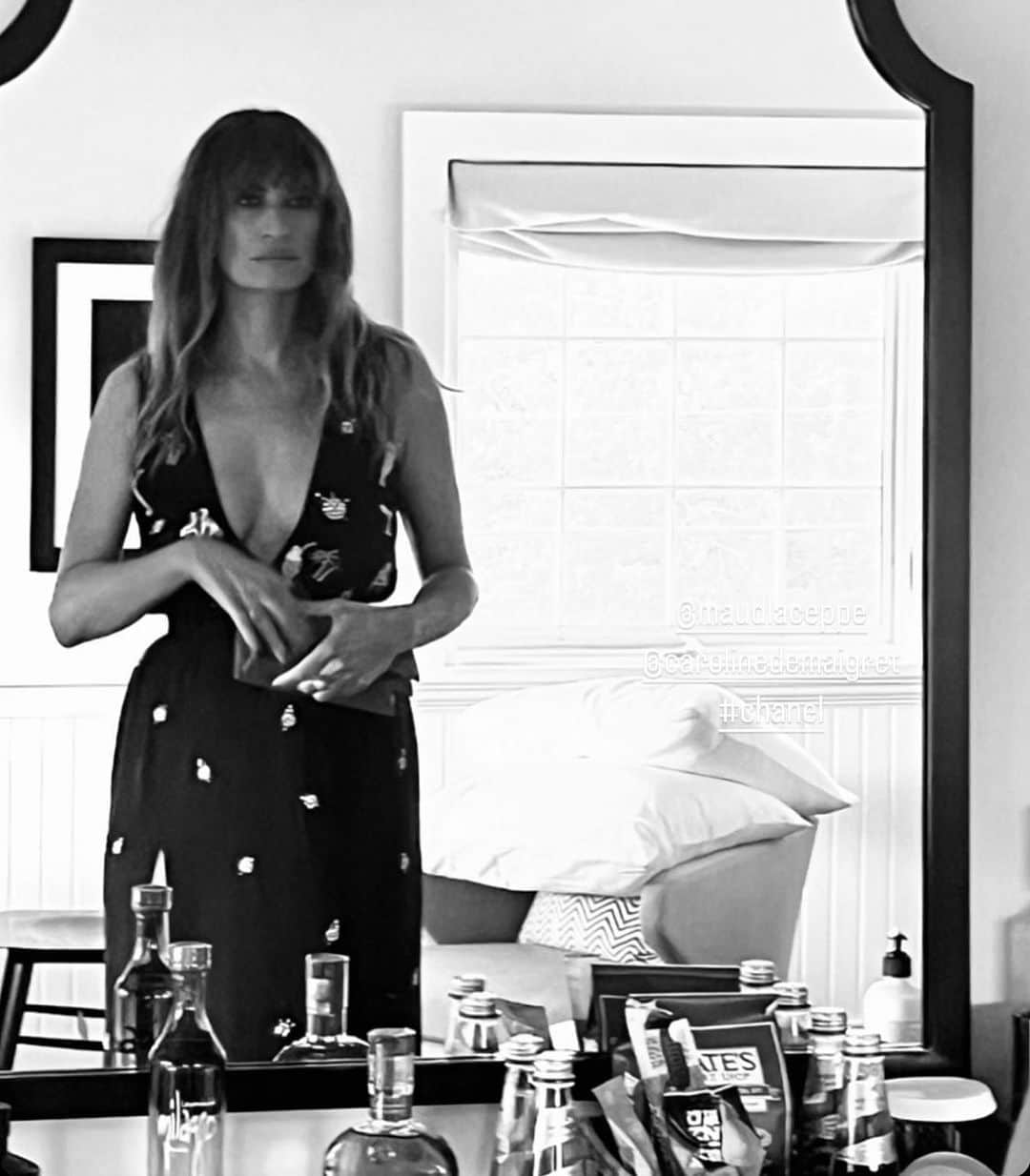 カロリーヌ・ド・メグレのインスタグラム：「A night and a mirror, in the Hamptons 🔥 by @braydon_nelson (+ hair) Makeup @maudlaceppe nails @ohmynailsnyc Dress from the L.A. Chanel cruise collection  #ChanelSummerTour」