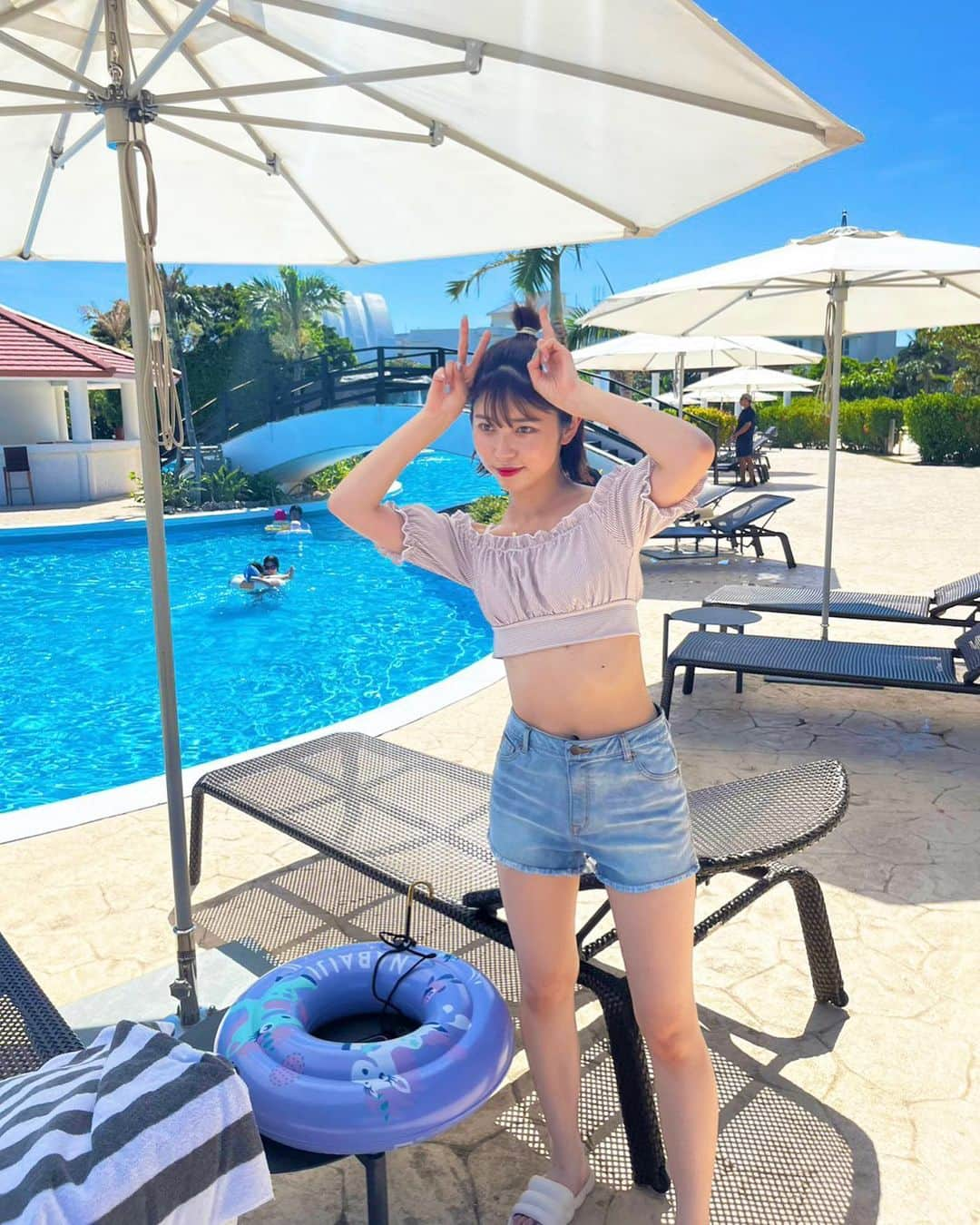 ジョナゴールドのインスタグラム：「♥ かわいい水着を着てテンション上がっております👆🏻👙🫣 ・ お風呂並みに温かいプールだった😂 ♥ #石垣島 #summer #😎」