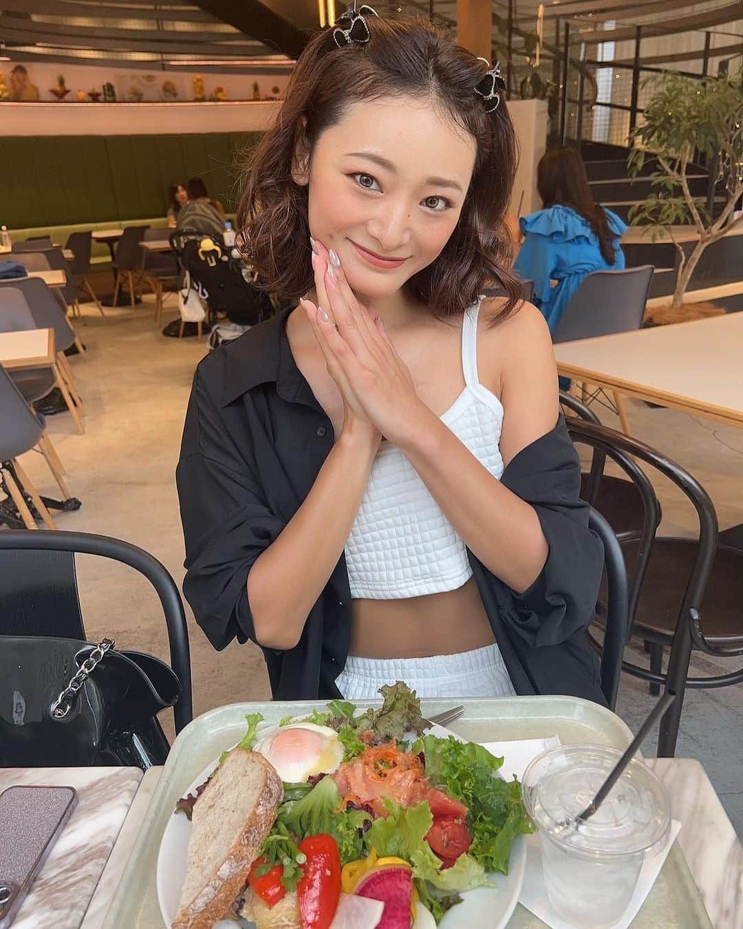 内田美麗（麗奈ゆう）のインスタグラム：「久しぶりにCITY SHOP🥗に行ったよ！  沢山お野菜食べれて嬉しかったぁ🥰❤️ 久しぶりにがっつりメイクもしちゃったよ！  そして相変わらずれいかしは 可愛かった🍑🩷 写真撮ってもらったよ🫰 れいかしも撮ろうか😆？って言ったんだけど断られちゃった🤣🤣笑  最近このサンダル履いてるんだけどね、れいかしも同じだったの笑  履きやすいのよね！  明日からまたお稽古頑張ろうっ❣️  #launch #outfit#ootd#ootn#ファッション#fashion#セットアップ #セットアップコーデ」