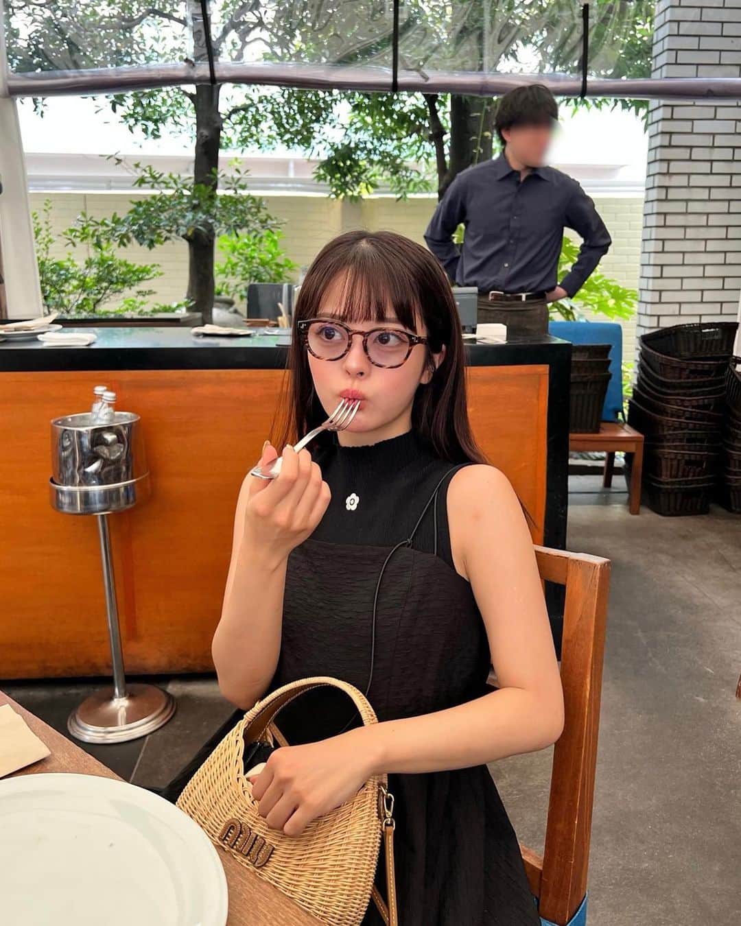牛江桃子（ももち）さんのインスタグラム写真 - (牛江桃子（ももち）Instagram)「ここのポテトがめちゃ美味しかった🍟🥔🤎 ⁡ ⁡ホタテのリゾットも革命起きるくらい美味しかった🥲♡ でも美味しすぎてすぐ食べちゃって､写真撮り忘れた🥲♡笑  ⁡ tops： @lily_brown_official  one-piece： @lilambition_official  sunglasses： @resee.official  bag： @miumiu  sandal： @prada  ⁡」7月15日 20時52分 - momochi.661