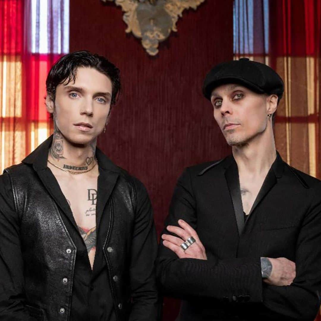 Rock Soundのインスタグラム：「Black Veil Brides and Ville Valo will head out on a co-headline tour of the US later this summer! What are your dream setlist choices?  Get ready with this exclusive heartagram t-shirt and VV magazine cover, delivered worldwide from SHOP.ROCKSOUND.TV  #blackveilbrides #villevalo #alternative #rock #emo #andybiersack #heartagram」