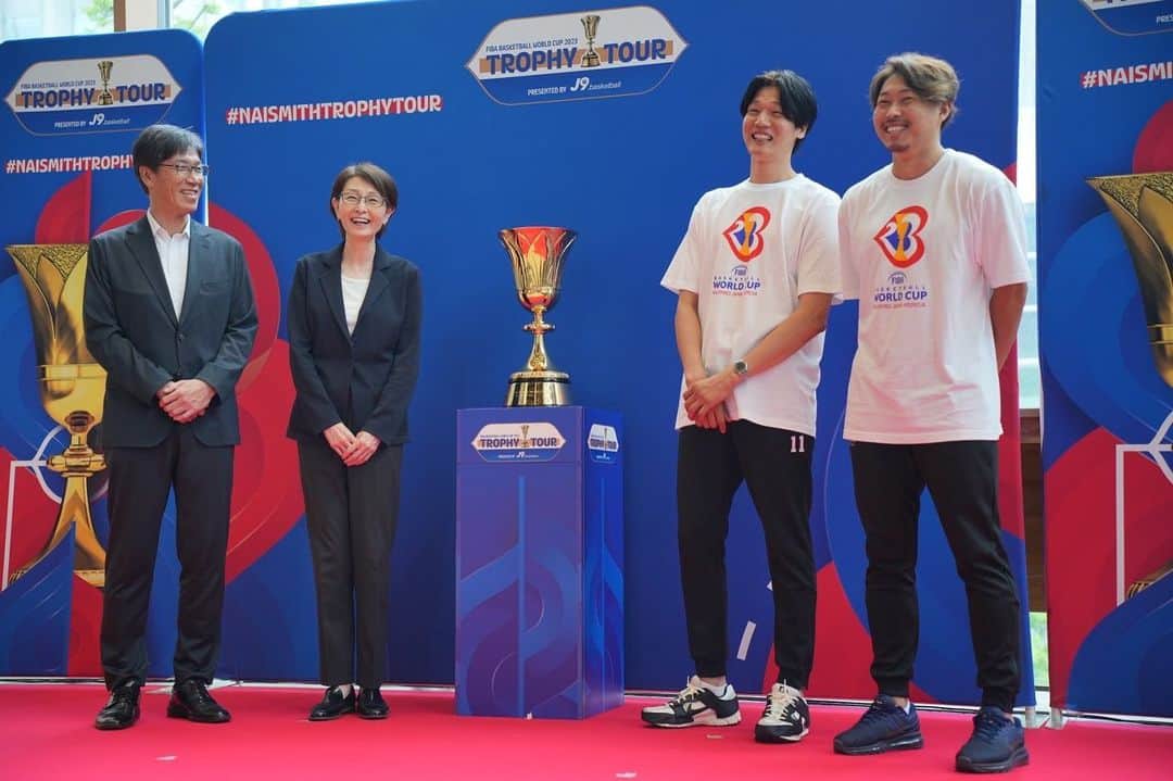 桜井良太のインスタグラム：「.  「FIBAバスケットボールワールドカップ2023トロフィーツアー 」に参加させていただきました。 本日のイベントを皮切りにトロフィーが沖縄まで南下していきます🏆 ワールドカップまであと41日🏀 みんなで日本代表を応援すると共に大会を盛り上げていきましょう！ 日本一丸！頑張れ日本代表🇯🇵 #バスケW杯 #バスケワールドカップ  #バスケ日本代表」