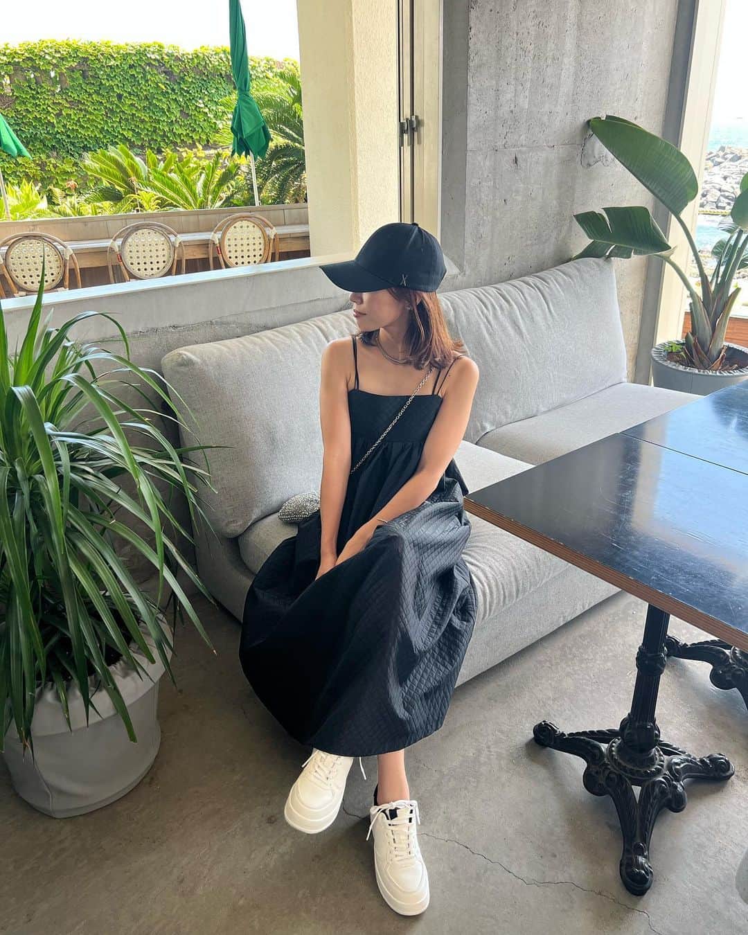 石黒美帆さんのインスタグラム写真 - (石黒美帆Instagram)「暑くて暑くて… 海風にあたりに久しぶりの逗子へ🌿  ⁡ op#arpegestory  cap#rakutenroom bag#anteprima sneaker#ZARA accessory#seadsmara ⁡  @underthepalmo.jp  こんなに綺麗になっていたの知らなかった！ ⁡ 泳げないけど、海大好きです♡ ⁡」7月15日 20時47分 - miho_ishiguro