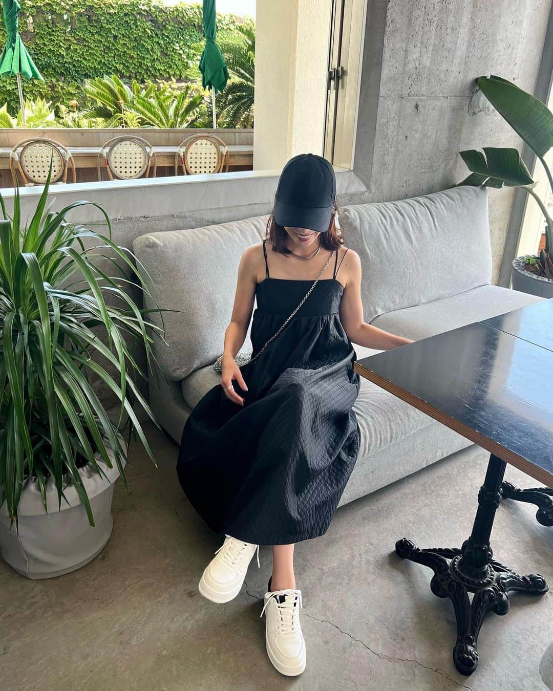石黒美帆のインスタグラム：「暑くて暑くて… 海風にあたりに久しぶりの逗子へ🌿  ⁡ op#arpegestory  cap#rakutenroom bag#anteprima sneaker#ZARA accessory#seadsmara ⁡  @underthepalmo.jp  こんなに綺麗になっていたの知らなかった！ ⁡ 泳げないけど、海大好きです♡ ⁡」
