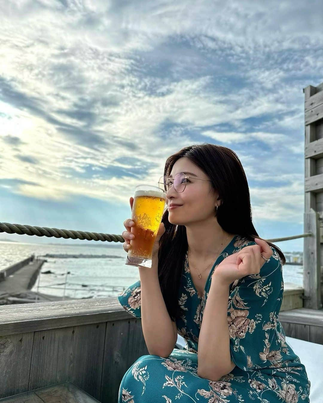 土屋炎伽のインスタグラム：「✳︎ いよいよ夏到来ですね😊🌻 毎日猛暑日が続いていたり、 夏風邪も流行ってるそうですが 体調は大丈夫でしょうか🥺？  今年は各地でお祭りが再開されたり 夏のイベントを楽しめる状況が戻ってきて 心から嬉しい…☺！️ 今一番行きたいのは花火大会とお祭り😆🎆🏮  写真は夏を感じたくて 海を見に行った時のもの🏖️☆ 泳ぐのは苦手なので 足だけでパシャパシャ楽しんできました✌️笑  引き続き体調には気をつけて 夏を乗り越えていきましょう😌☀️」