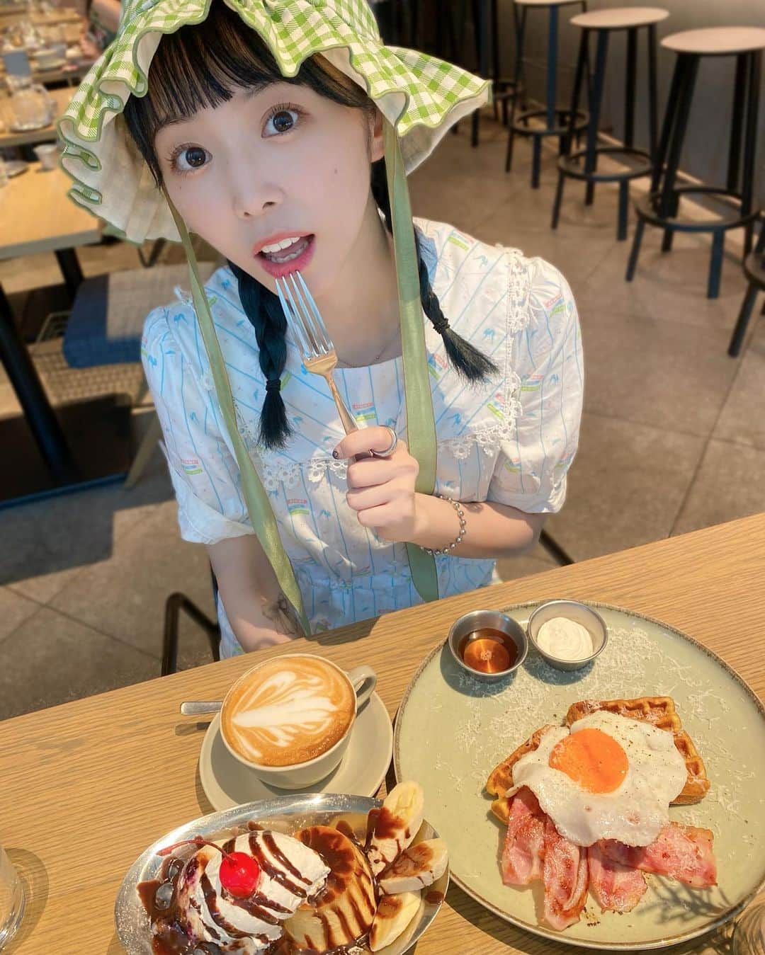 大場はるかのインスタグラム：「ズッ友が手前のピンクの花を 昔のヤンキー母親の襟足みたいってずっと言っててお洒落カフェで爆笑してた  美味しかったぁーーーー🥰🥰🥰  ここのカラーチョコスプレーまみれドーナツ買いに行ったのに隣のカフェで食べてたら売り切れてガチギレだったからまたリベンジする🔥🔥  #ズッ友目線」