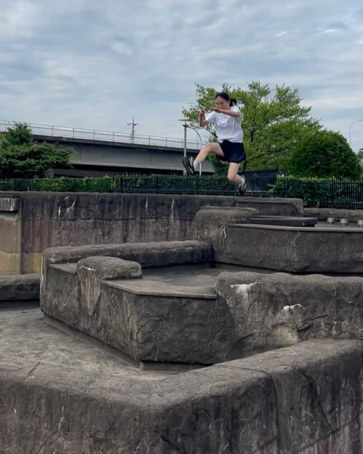 山本華歩のインスタグラム：「1 or 2?  ３年越しのリベンジ。そして課題も残る  🎥 @maximilian_goof__pk   #parkour #パルクール」