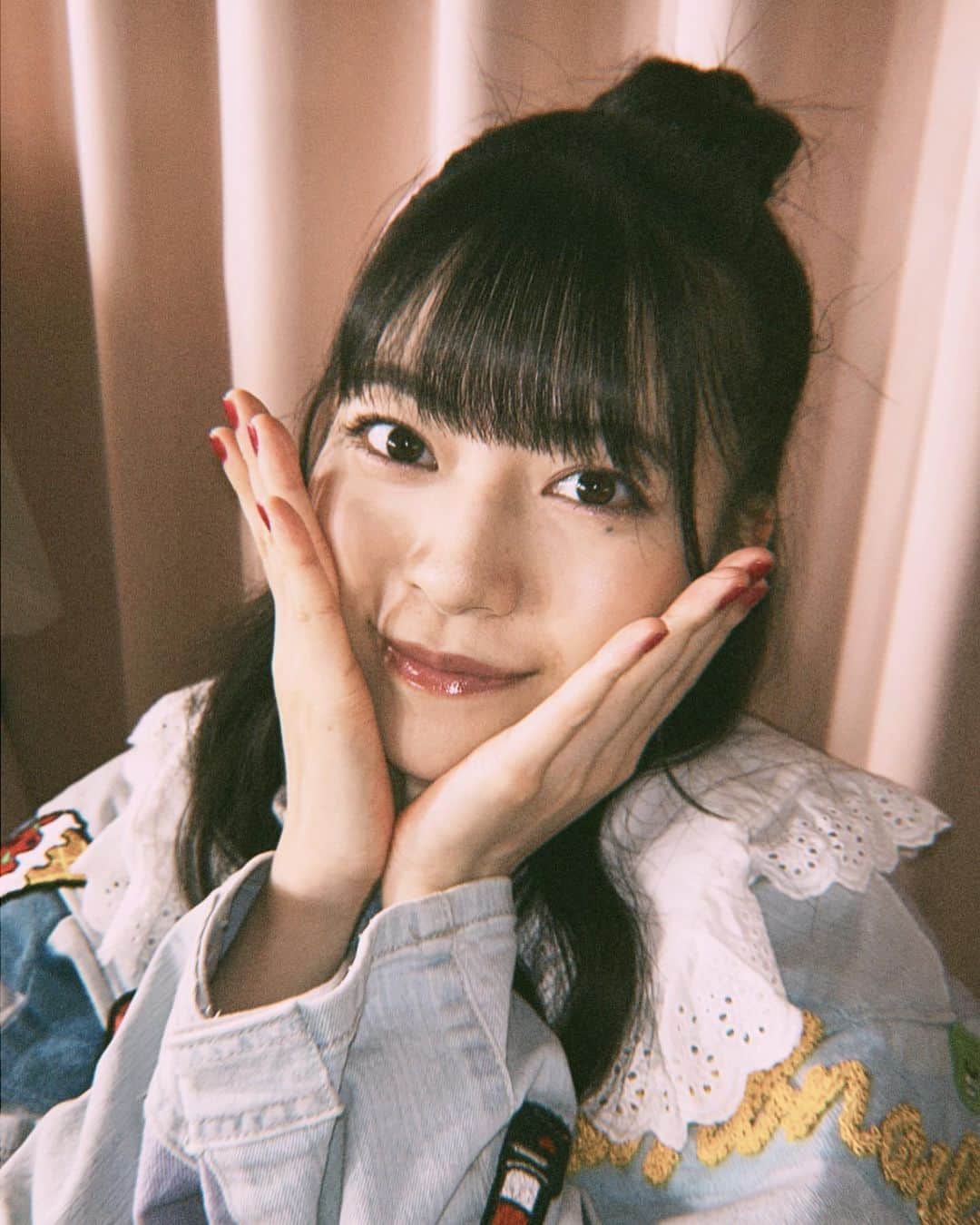 高岡薫のインスタグラム：「きゃぴ🤘  #akb48 #サムネイル公演 #アイドル衣装 #ハーフアップお団子」