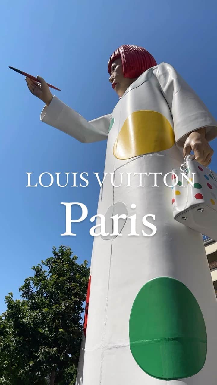 角森脩平のインスタグラム：「草間彌生氏、ルイ・ヴィトンとコラボ パリに巨大人形😂 パリで日本人がここまでのインパクト凄い‼︎ #草間彌生 #ルイヴィトン#フランス#パリ#ブランド #インパクト#マーケティング」