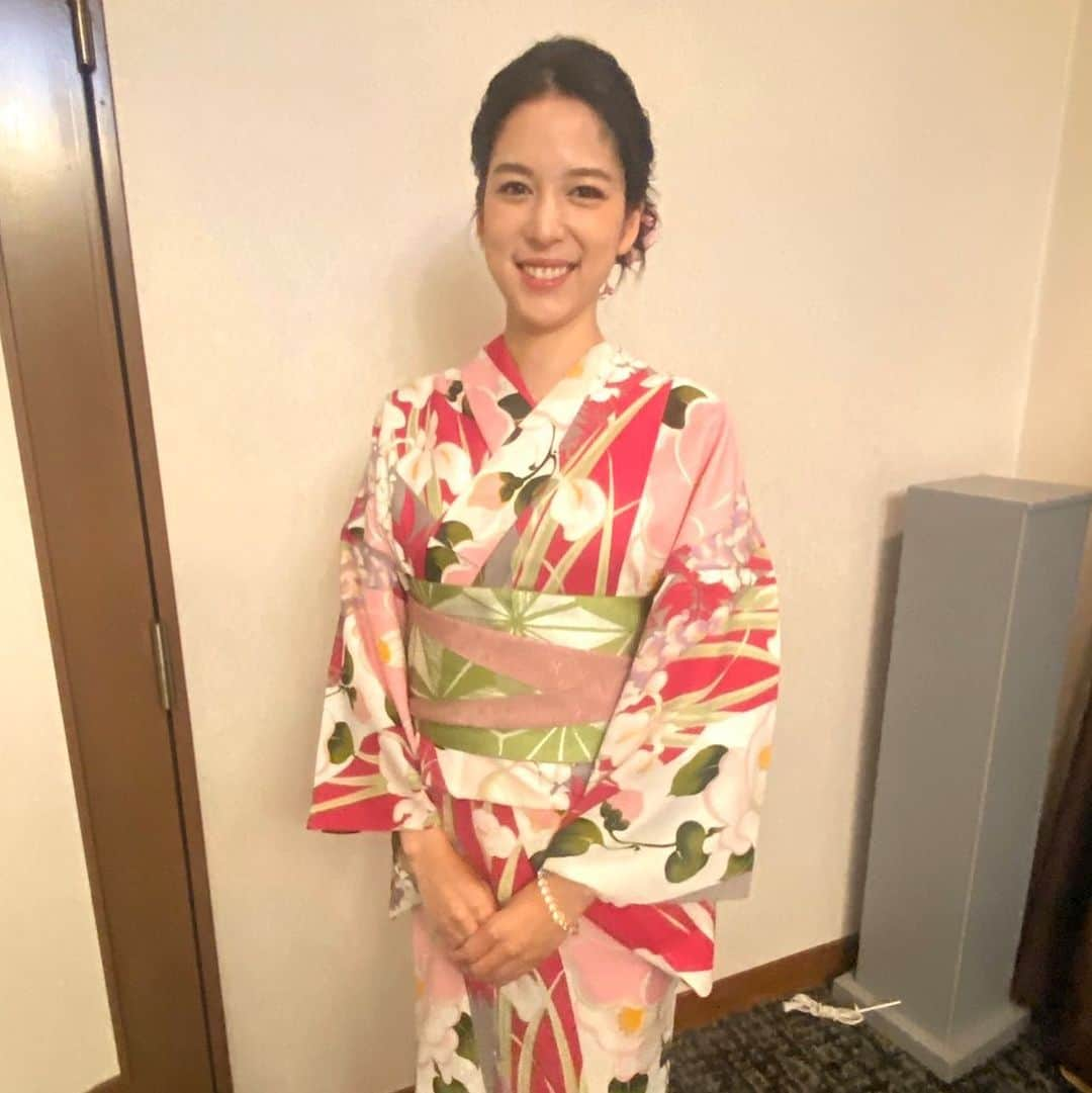 武田伊央のインスタグラム：「今朝の追い山中継！ 緊張しすぎて、現場の写真を撮り忘れていました😅  今年はスタートライン「山留め」で 1分前から山笠紹介を担当！  直前の舁き手たちの緊張感をダイレクトに感じ、スタートの瞬間の気迫に圧倒されました☺️✨  とても華やかな浴衣はまゆの会さんのご協力です！ 今年もありがとうございました☺️」