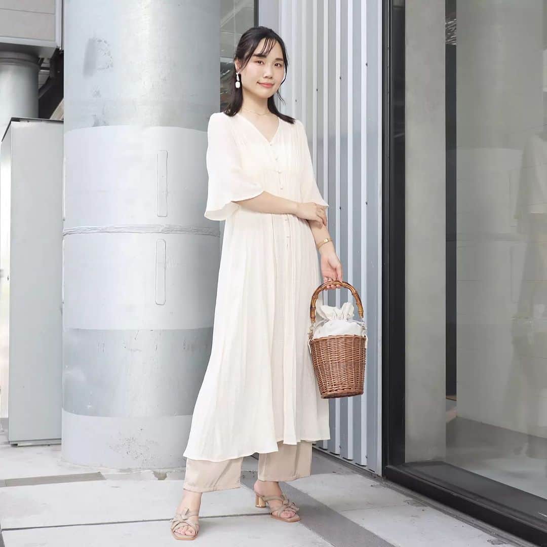 Eri Satoのインスタグラム：「【ivory×beigeコーデ】 · onepiece: @reca_official shoes: @randa_pic · サンダルは @randa_pic 黒がとっても気に入ったので ベージュも追加🤭👡 · 今日は展示会で表参道に行ったので その後はるかちゃん( @haruru0724 )と合流〜💓 いつも一緒に写真撮るの忘れちゃう🥺 · · #randa#高身長コーデ#ママコーデ#カジュアル #ファッション#コーディネート#プチプラ#プチプラコーデ#夏コーデ#ワンピースコーデ#mamagirl#locari#partegram#きれいめカジュアル#お洒落さんと繋がりたい」