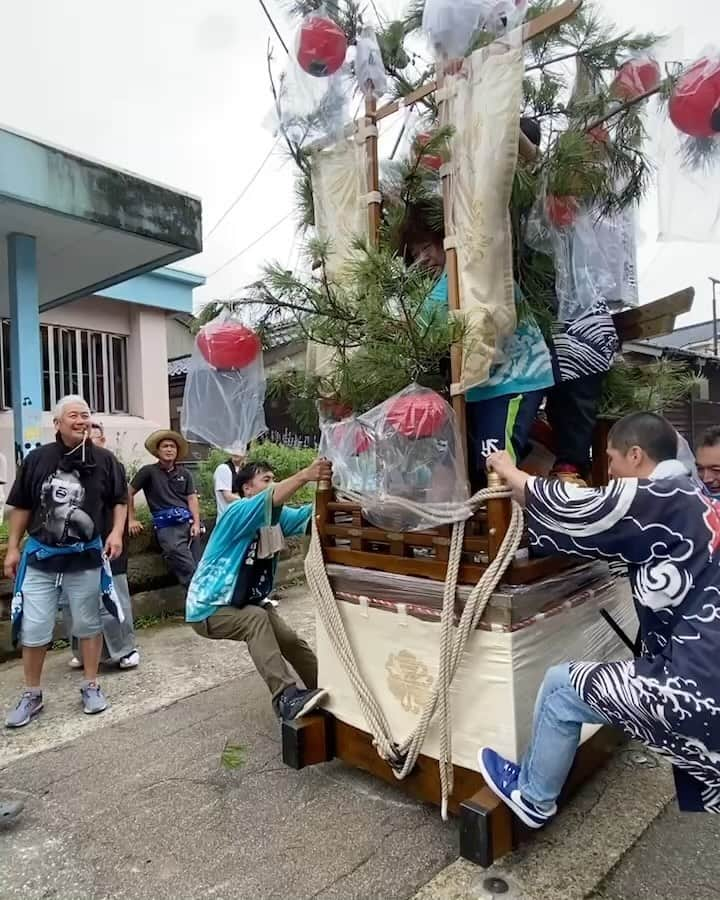 吉田サラダのインスタグラム：「引っ越しして初めて氷見の祇園祭に参加させていただきました。 昼間なので軽くぶつけるだけだから！と言われて、上に乗せてもらいました。  怖すぎました。  でも凄く楽しい祭でしたー！  疫病退散！  #氷見祇園大祭  #移住芸人 #吉田サラダ」