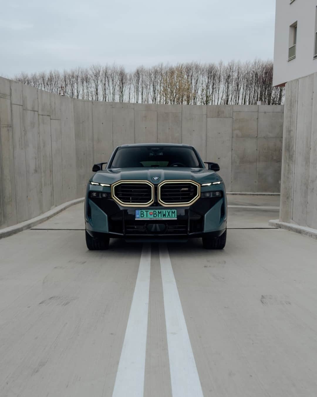 BMWさんのインスタグラム写真 - (BMWInstagram)「Sculpted to make a statement.  The BMW XM . #BMWXM #BMW #BMWM #MHybrid #MPower __ BMW XM : Combined fuel consumption, weighted: 1.6–1.4 l/100 km. Combined power consumption, weighted: 35.8–32.9 kWh/100 km. Combined CO2 emissions, weighted: 36–32 g/km. All data according to WLTP. Further info: www.bmw.com/disclaimer」7月15日 20時59分 - bmw