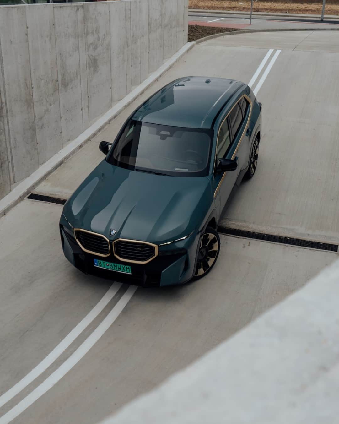 BMWのインスタグラム：「Sculpted to make a statement.  The BMW XM . #BMWXM #BMW #BMWM #MHybrid #MPower __ BMW XM : Combined fuel consumption, weighted: 1.6–1.4 l/100 km. Combined power consumption, weighted: 35.8–32.9 kWh/100 km. Combined CO2 emissions, weighted: 36–32 g/km. All data according to WLTP. Further info: www.bmw.com/disclaimer」