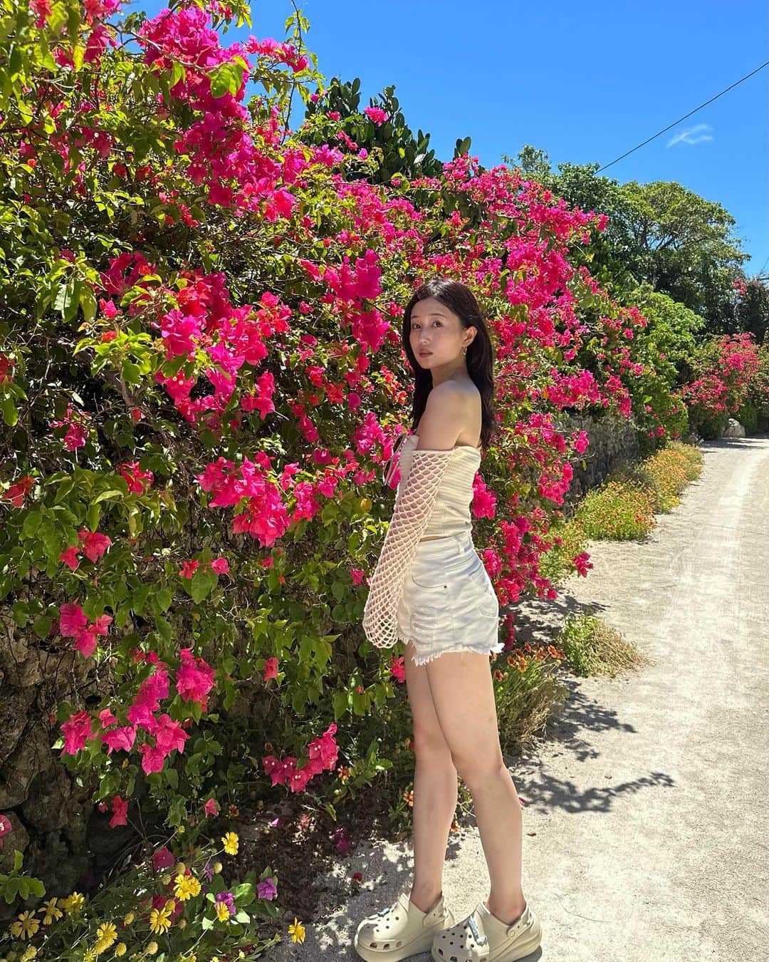 のインスタグラム：「🍑🫧🌿🪺🌺 ⁡ #沖縄 #竹富島 #okinawa #りりとりっぷ #りりこふく #tops #zara #pants #shein #crocs」