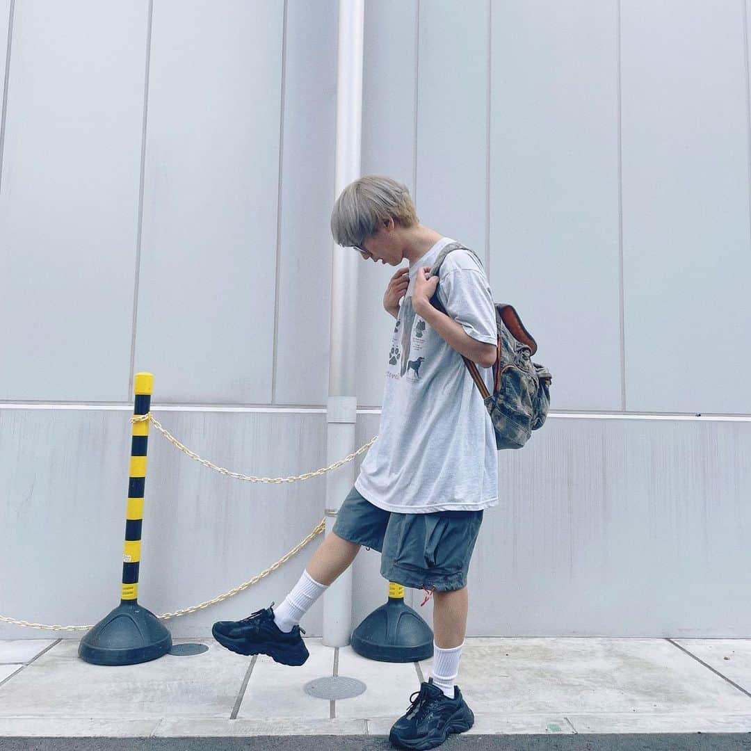 末吉9太郎のインスタグラム：「シルバーシャンプーが襟の所にあまり入らないもんでむらになってるのつーらんの館や」