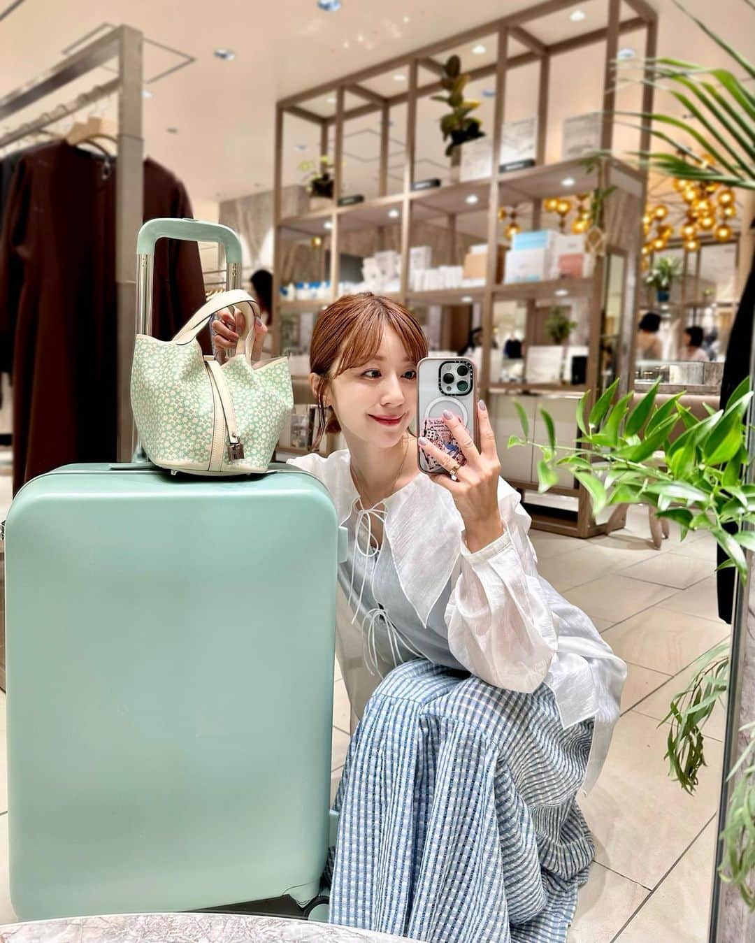 水野佐彩のインスタグラム：「・ 今日は新宿伊勢丹DAY🤍  @st.rooney の店頭お手伝いで たくさんの小柄さんとお会いできて とても楽しかったです🦄💓  そしてお向かいには @awwtravel_official✈️✨✨ ずっとここのキャリーを 使って見たかったので しっかりオーダーしてきたよ🧳🤍 色味も可愛くて 中の生地も可愛くて 持ってるだけでテンション上がる❤️  なんか小物がトータルコーデっぽくなった🤭💚🩵  そして さすが新宿伊勢丹❣️ 本当に賑わっていて大盛況で たくさん知り合いにも会いました😳‼️ 刺激的な1日で本日バタンキューです🫣  ちなみにPOPUPは18日までだよ〜💓💓  #伊勢丹新宿 #strooney #おちびコーデ #低身長コーデ  #findyouraww  #mygreenerchoice #aww_travel_popup」