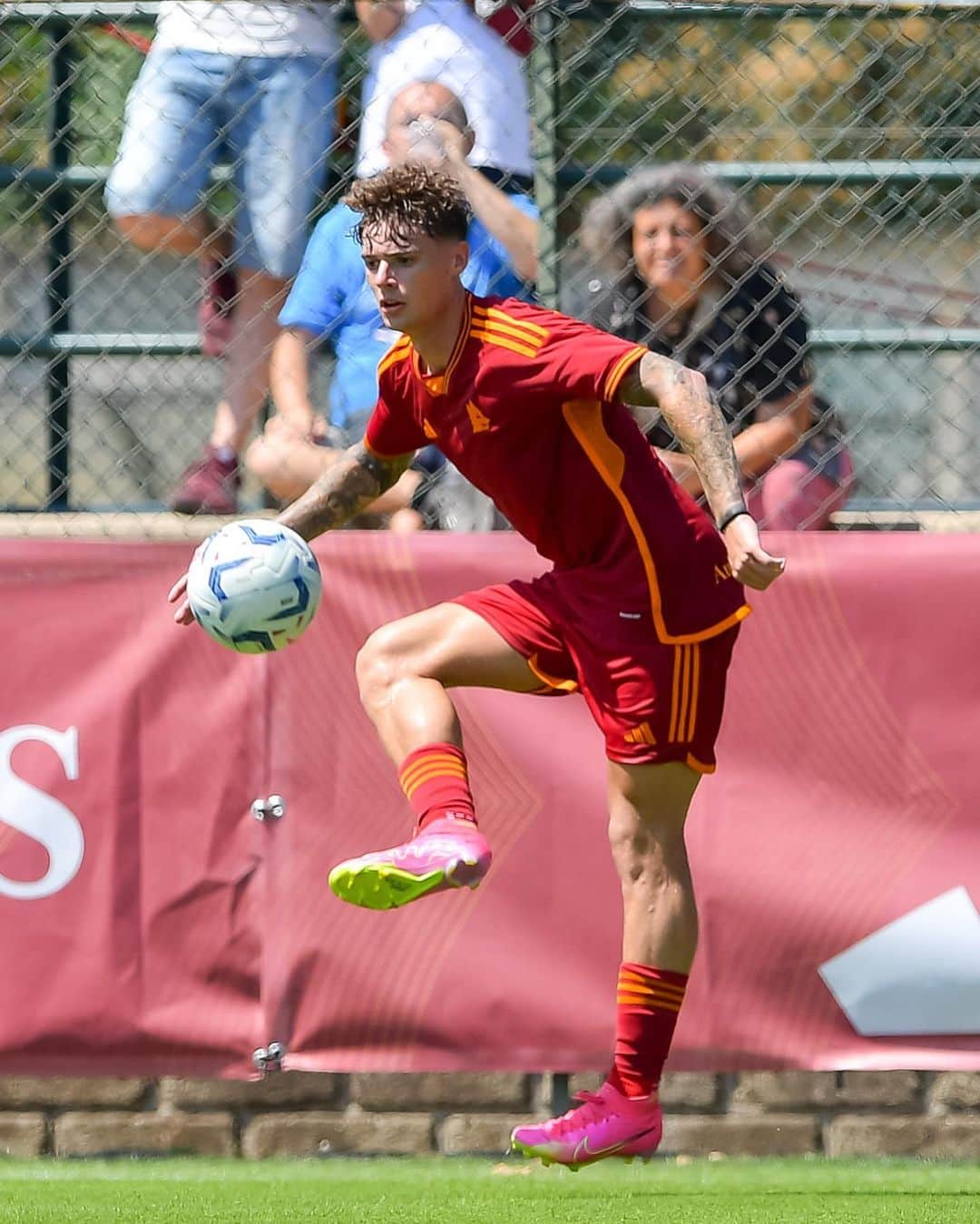 ASローマさんのインスタグラム写真 - (ASローマInstagram)「A successful first pre-season outing for the Giallorossi this morning against Boreale! 🐺   ⚽️ Pagano, Solbakken, El Shaarawy, Aouar  #ASRoma」7月15日 21時10分 - officialasroma