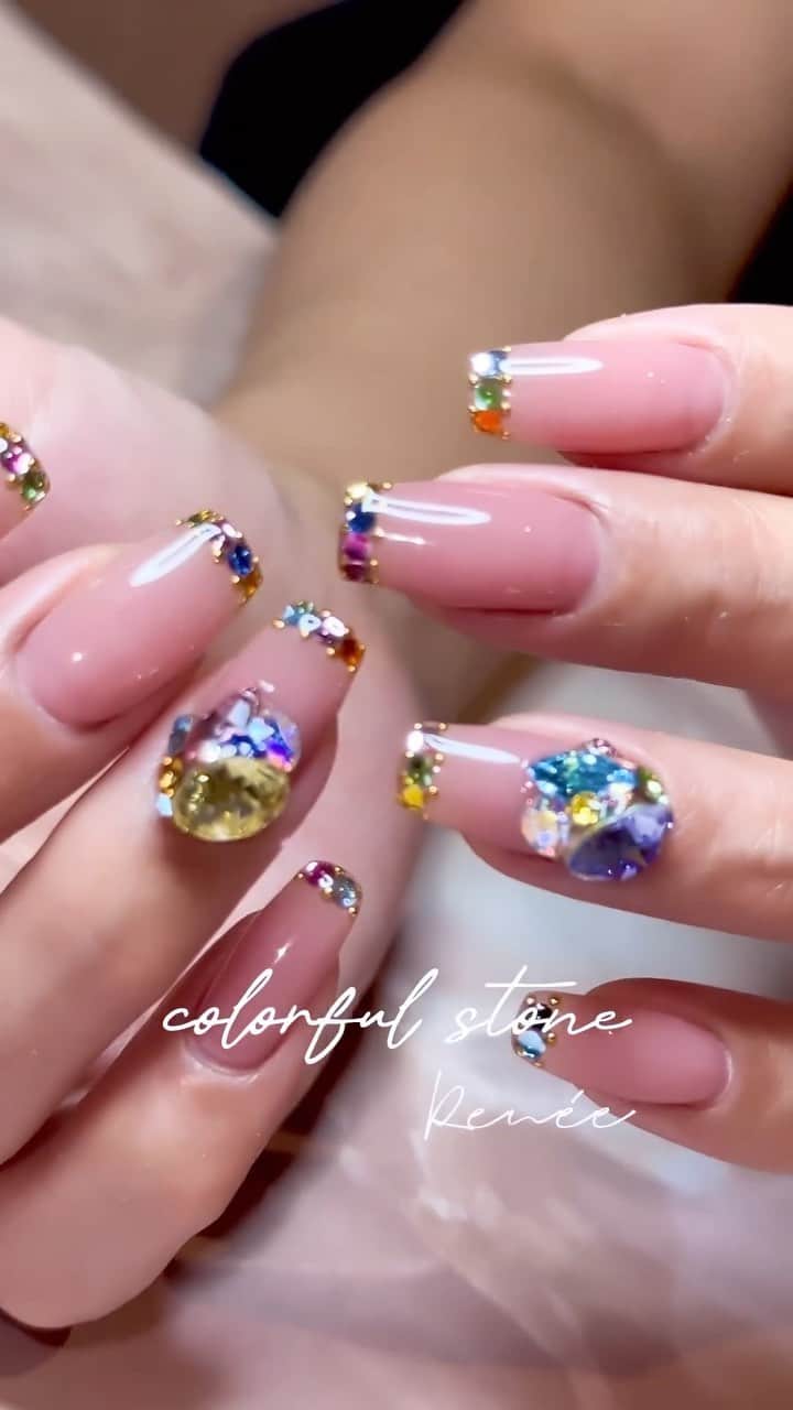 埜藤理恵のインスタグラム：「スクエアスタイル×まっすぐストーン♡ スクエアが生きたデザイン✨ ワンポイントビジューもカラフルで華やかに♪  土台のカラーは 絶妙な血色ちゅるんなピンク♡ @dnagel_spacenail  N21使用  □ Rie Nofujiプロデュース @tree01official エプロン 好評発売中  □ Renée professional brush シリーズ ＊オーバル ＊トップフレンチ ＊スマートフラット Renée web shop 全国ネイルディーラーにて発売中 プロフィールURLより飛べます  □ 店舗詳細 ⇩ 大阪府大阪市北区堂山町1-2 R&Eビル3階 am10:00〜pm20:00 JR大阪駅から徒歩7分 阪急梅田駅から徒歩7分 御堂筋梅田駅から徒歩7分  ご予約は サロンの公式LINEより受け付けております。 @rrieenee プロフィールURLより LINE飛べます。 LINEにて行き方動画も配信しておりますので ご参考くださいませ」