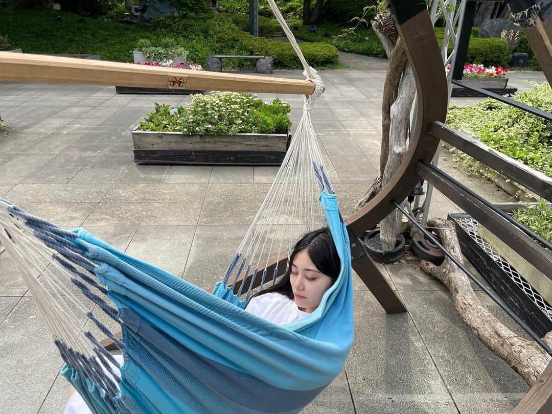 中心愛さんのインスタグラム写真 - (中心愛Instagram)「包まって眠るタイプ。  #ハンモック #江ノ島 #青 #眠い」7月15日 21時10分 - corocoro0317
