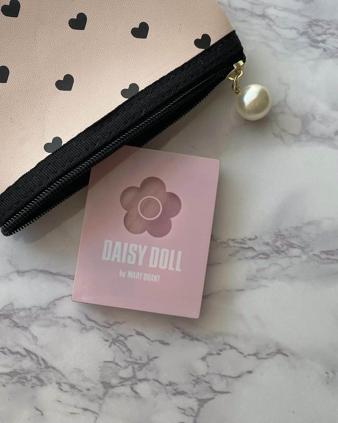 のインスタグラム：「. MARY QUANTのセカンドブランド 『DAISY DOLL』🤍 @daisydoll.jp   『LDK the Beauty6月号』で ベストバイ1位に選ばれた 「デイジードール パウダーブラッシュPK-02」  PK-02は、透明感を演出してくれる ライラックピンク🩷  商品特徴は、 ①ソフトフォーカス効果で美肌に見せ ②高密着パウダー配合で化粧崩れを防ぐ ③保湿成分たっぷり配合  今日もつけていたけど、 一日中綺麗についてた〜🥰 色んなチークを使ってるけど、 お気に入りすぎて最近はこればかり🤭 . . . #デイジードール #daisydoll  #デイジードールパウダーブラッシュ #チーク #ピンクチーク #ピンクメイク  #コスメ #新作コスメ #プチプラコスメ #コスメ好き #コスメ好きさんと繋がりたい  #コスメマニア #コスメオタク #コスメ部  #コスメレビュー #コスメレポ #コスメ情報 #美容 #美容好き #美容情報 #cosme #置き画 #置き画くら部 #置き画倶楽部  #haruru0724_cosme」