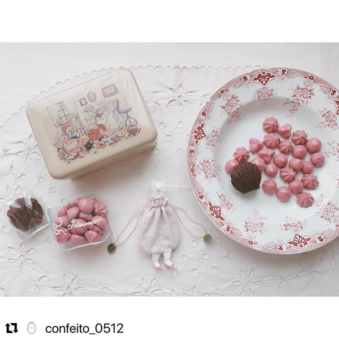 のインスタグラム：「confeitoさん@confeito_0512  12周年の記念に素敵なコラボに参加させていただいています😊 ぜひご覧ください →@confeito_0512   #Repost @confeito_0512 with @use.repost ・・・ ⁘ ⁘ ⁘ ㅤㅤㅤㅤㅤㅤㅤㅤㅤ ㅤㅤㅤㅤㅤㅤㅤㅤㅤㅤㅤㅤ受付は、 本日～明日7月16日(日)20:00までの間に @confeito_0512 のコメント欄に コメントをお願いします どうぞよろしくお願いします🤲🏻  ご希望の方が多数の場合は、 抽選とさせていただきます。  ㅤ ・・・・・・・・・・・・・・・・・・・・・・・・・  内容 ・オリジナル缶(谷口真由美さんイラスト)マロン … 1点 ・droguerie ちびぽぽちゃん…1点 ・おやつ屋ハイジ  チョコマドレーヌ…1個 カシスのメレンゲ…1袋 お菓子の消費期限 7月24日(月)  価格 ¥15,500- ＋送料  発送予定日 7月18日(火) ㅤㅤㅤㅤㅤㅤㅤㅤㅤㅤㅤㅤㅤ ⁘  ご応募お待ちしております🤲🏻💕 ㅤ ⁘」