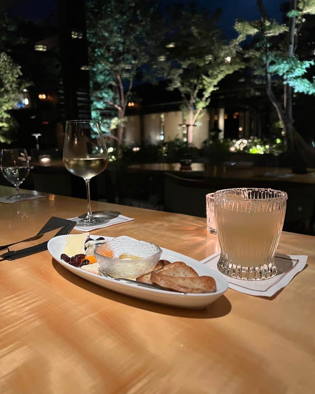 endoyukako さんのインスタグラム写真 - (endoyukako Instagram)「おしゃ大人BAR  京都 @hotel_the_mitsui_kyoto  . .  京都のラグジュアリーホテル  #hotelthemitsuikyoto の中にある バーへ。 . . 予約もせず 前情報もなにもなく ふらっと行ってしまいましたが 宿泊してなくても利用可能。 空間も素敵でお酒も美味しく 楽しい２軒目タイムでした。 この空間に不釣り合いな話題で すごくすごく盛り上がりましたが笑 楽しいのが一番いいよね🤣 毎度毎度なぜあんなに面白いのか笑 . . 今回宿泊はしてませんが すごーーく素敵な雰囲気だったので 次はホテルに お泊まりしてみたくなっちゃった。 . . .  #ゆかフェ京都  京都のおすすめはこちらのタグにまとめてます . . ============ 𝗉𝗅𝖾𝖺𝗌𝖾 𝖿𝗈𝗅𝗅𝗈𝗐 𝗆𝖾 @123kirin  お酒・おでかけ情報中心に 毎日22時頃更新してます♥ ============  . #京都観光  #京都旅行  #二条グルメ #京都グルメ  #二条城 #二条ディナー  #二条居酒屋  #京都BAR  #京都ディナー  #二条城カフェ  #二条バー #京都ホテル  #京都カフェ #京都デートごはん  #京都デート #京都散策 #京都居酒屋 #kyotocafe  #kyototrip  #kyotojapan  #kyotofood #ホテルザミツイキョウト  #憧れホテル」7月15日 21時06分 - 123kirin