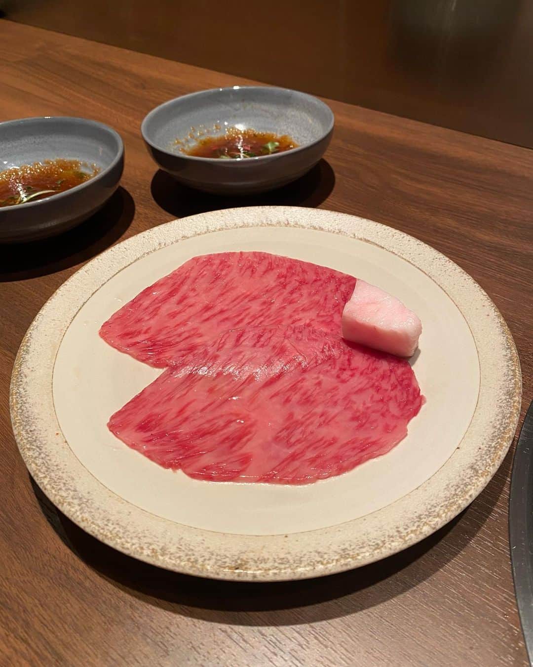 潘佳伊のインスタグラム：「焼肉ホルモンうしごろへ🥢🍚  焼肉だいすき(๑˃̵ᴗ˂̵) ホルモンのお店だけどこれは生肉コース🥩 ホルモンが苦手な人でも楽しめるよ🤝🏻  美味しかった〜胃もたれもしなかったよかった☺️  #焼肉ホルモンうしごろ銀座店 ##うしごろ #ushigoro #銀座ホルモン #銀座焼肉 #焼肉 #焼肉ディナー #銀座 #pr」