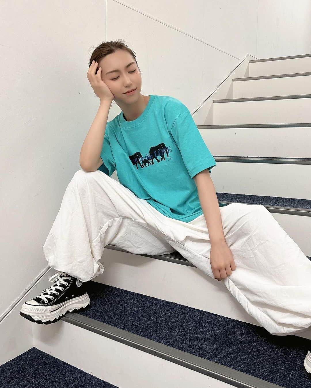 青野紗穂のインスタグラム：「❤️ご報告❤️  新たなグッズを作りました❤️ 今回は、前回のトートバックのデザインでTシャツを！ 期間限定で販売します❤️ 今年のお衣装が青が多かったので、青色を追加❤️ 是非プロフィールにあるURLからご購入ください❤️ 撮影は、 何度も共演しているめいめいと(黒) 前回ルーザーで一緒だったいくみ(青&白)。  めいめいがずっと可愛いって言いながらポーズのアドバイスをくれながら撮ってくれました❤️ ありがとう！  @tamura_meimi   注意事項  販売期間(受注期間)は 7/15日(土)20時〜7/29日(土)23時59分まで *受注生産になりますので、販売期間終了後、7〜14営業日(土日祝を除く)ほどでお客様への発送が完了致します。  ☆現金払いの方は2日間入金が無いと自動キャンセルになってしまうので入金漏れが無いようにお願いします🤲  ☆一度購入したらキャンセルや住所変更 サイズ変更が出来ないので、必ず間違えがないように購入お願い致します。  ★販売期間を過ぎてしまうと再度、購入が出来なくなるので販売期間内で必ず入金して頂くようにお願いします🤲(販売期間の延長不可)」