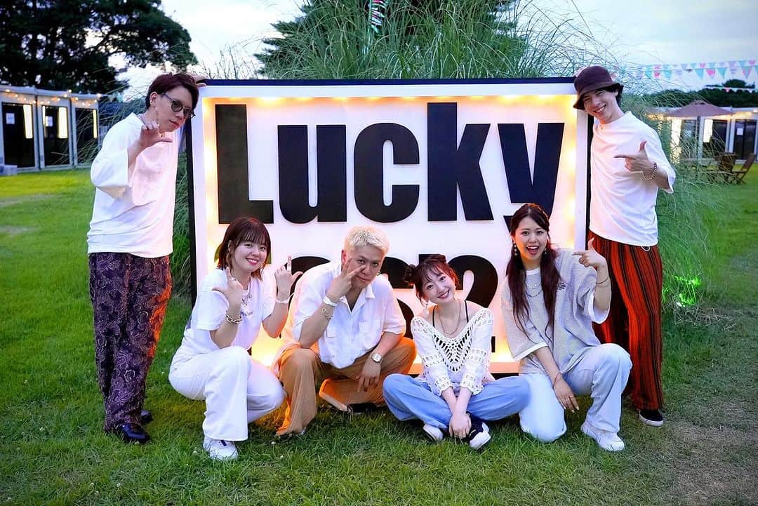 のインスタグラム：「⁡ ⁡ ／  LuckyFes @luckyfm_fes  ＼￣￣￣￣￣￣￣￣￣￣￣￣￣ ⁡ 2回目の #LuckyFes !! 最高のステージをありがとうございました🌆 ⁡ setlist✍️ 01. ピャバラバ 02. 花と蜜 03. 東京は夜の七時 04. ハナビート 05. LA・LA・LA LOVESONG with SAP 06. September with SAP 07. ふらぺちる  SAPの皆さんもありがとうございました!! ⁡ #NagieLane #ナギーレーン  #singalongproject #sap  @sap.tokyo」