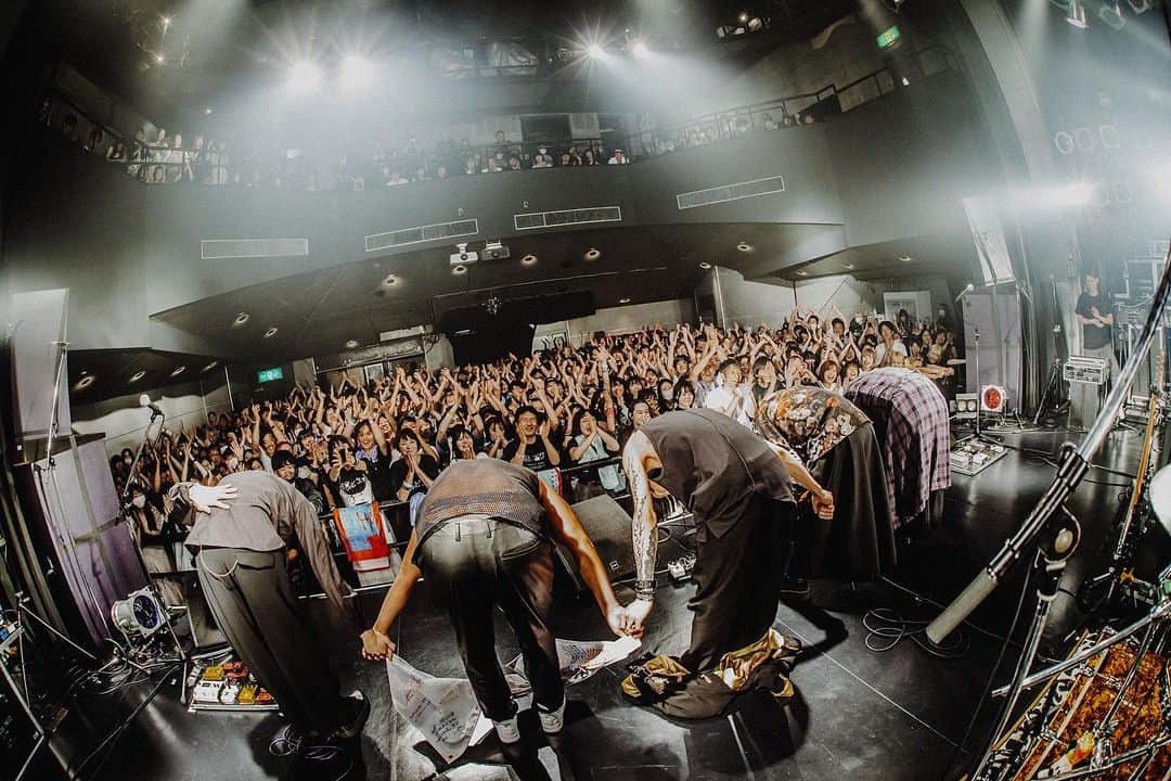 のインスタグラム：「. 改めて、昨夜ライブに来てくれたみんな、 見届けてくれてありがとうございました。  2年振りに感覚ピエロっていうバンドでギターっていう楽器を弾かせていただくことになりました。  横山直弘っていう歌のお兄さんと 滝口大樹っていう4本弦と反復横跳びする兄ちゃんと アキレス健太っていう太鼓のアフリカ人と 僕との4人です。  これからが楽しそうです。 わくわくが止まりません。  1人ではできないことも、この4人でなら。 この4人では足りないことも、支えてくれるあなたとなら。 どこまでもいける気がします。  10周年に突入する感覚ピエロですが、 音楽をはじめたあの頃の好奇心と、どっからか溢れ出てくる根拠のない自信を持って、これからも付き合っていこうと思います。  これからも、どうぞよろしくお願いします。  photographer @kyoka_akiwa   2023.07.14 (金) 東京 渋谷 Spotify O-WEST 感覚ピエロ presents『COMEOOOON!!!? together.』」