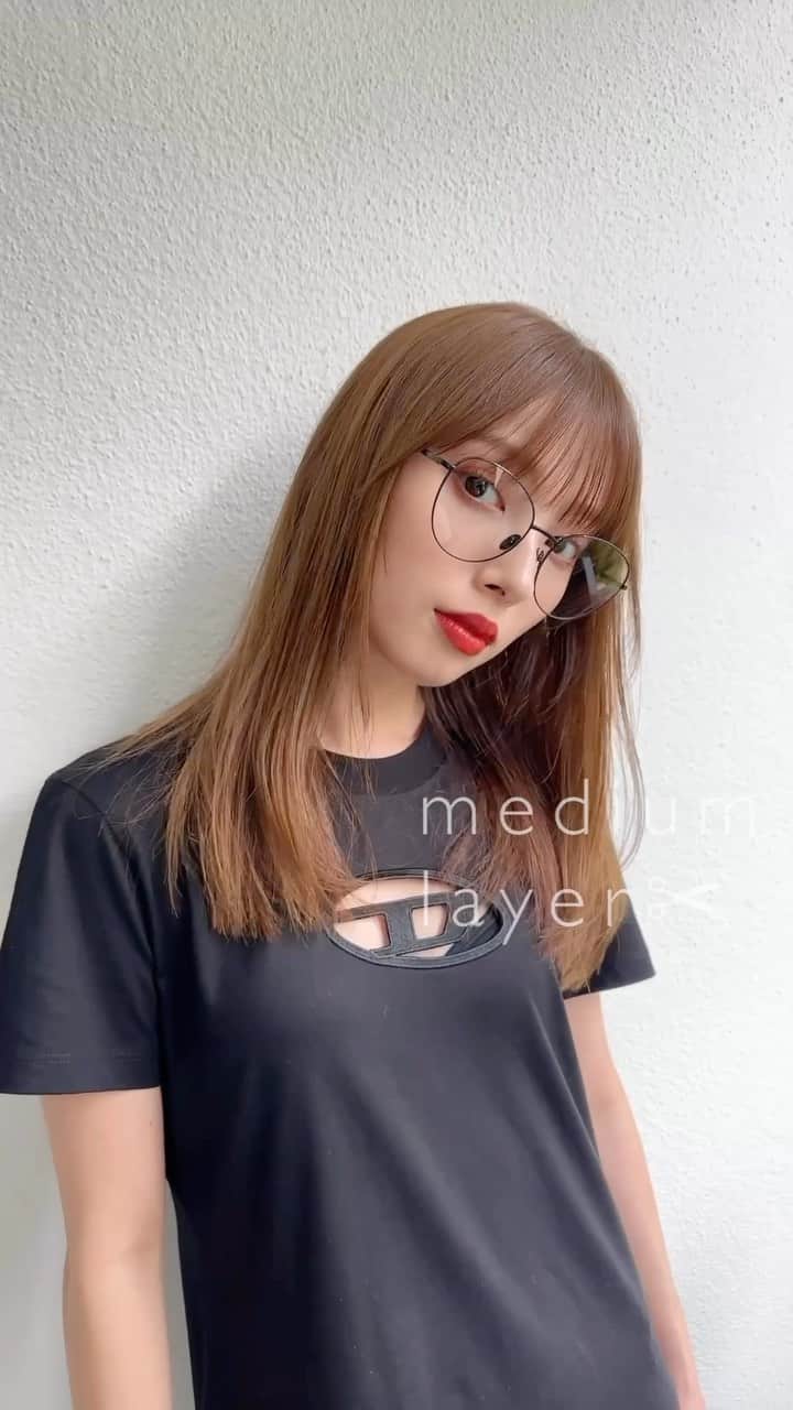 齋藤純也のインスタグラム：「ミディアムレイヤースタイル✂︎  カジュアルでオシャレだけど少し今っぽさを取り入れたヘアスタイル 前髪からの繋がりのあるデザインがこだわりです💇‍♀️ 骨格と輪郭と髪質に合わせてオーダーメイドなヘアスタイルをデザインさせていただきます♪  ✴︎PRICE✴︎ カット✂︎7700円 カラー✂︎7700円  カットなしの場合シャンプーブロー料金+2200円 カラーはトリートメントin処方で圧倒的な艶感と手触りをプラスします。 ブリーチor3Dハイライト施術はプラス7700円です。 パーマ✂︎7700円 トリートメント✂︎種類多数によりカウンセリングで決めさせていただきます。5500円〜11000円 縮毛矯正✂︎17600円、前髪のみは6600円 ・ ネット予約が×の所もお電話かDMで時間調整できますので気軽にご連絡ください！ kelly.表参道本店　A1出口より徒歩45秒 東京都渋谷区神宮前5-2-5 JY表参道ビル２Ｆ kelly. ・ ・ ✔️群馬県伊勢崎市で出勤するスケジュールは隔週水曜日です。 群馬店は料金が異なります、お問い合わせください 群馬のご予約はＤＭまたは ホットペッパービューティーで  kelly. by L.O.G 検索✂︎ 在籍日程が少なくて申し訳ありません。 薬剤は最新のものを揃えました 群馬県伊勢崎市宮前町146-1」