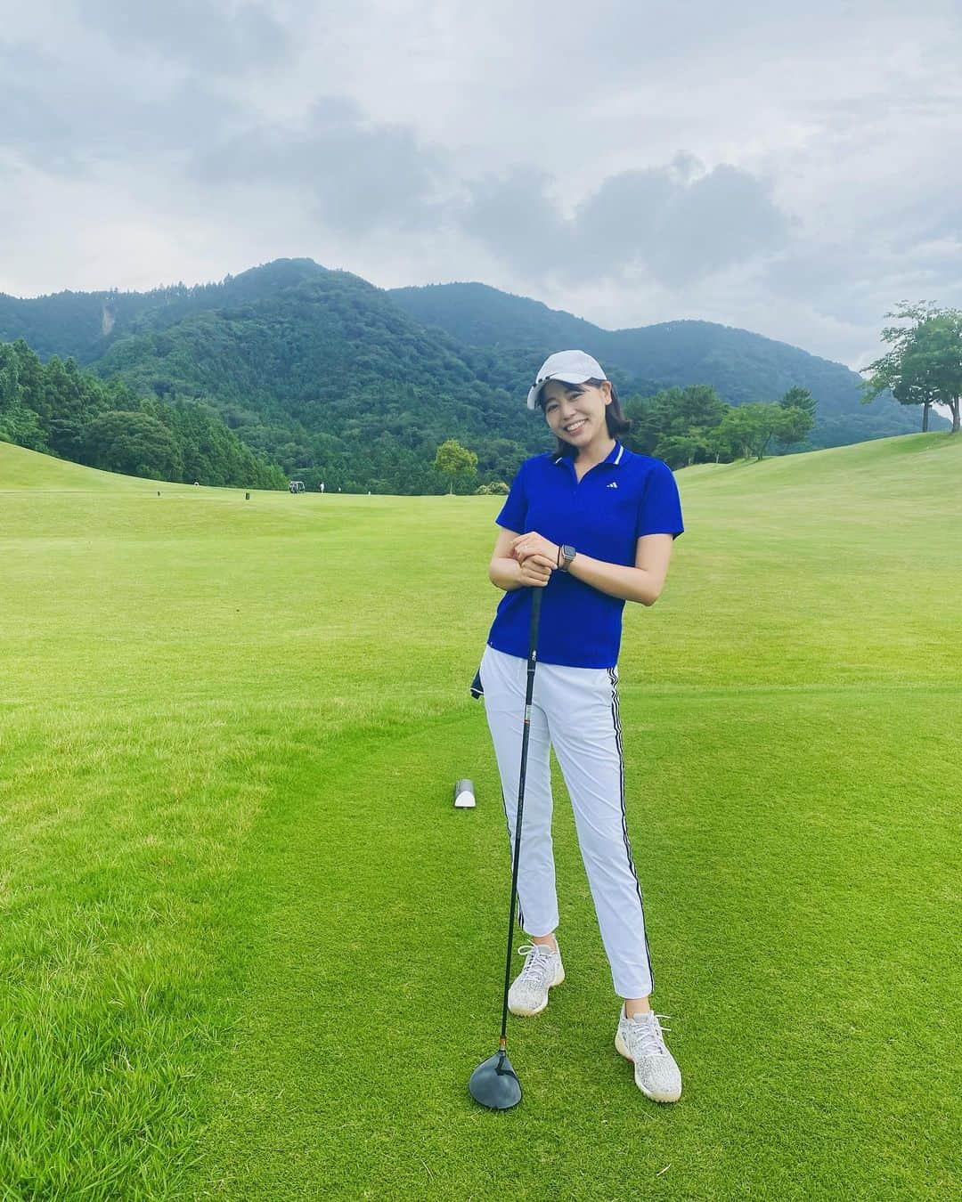 坂口佳穂のインスタグラム：「久しぶりのラウンド⛳️ 相変わらず伸びないスコアだけど 楽しかった〜〜✨ 番組のおかげでイメージだけはばっちしなんだけどなぁ〜😗(練習して)  #ゴルフ#ゴルフ女子 #アディダスゴルフ #ロイヤルコレクション」