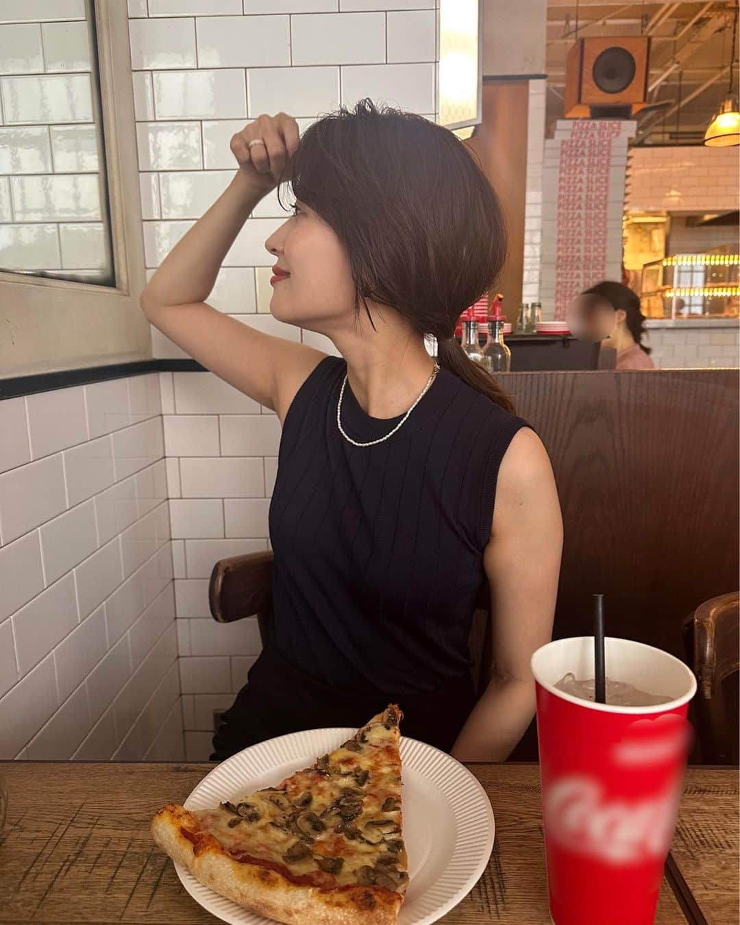 郡司恭子さんのインスタグラム写真 - (郡司恭子Instagram)「* 🍕  お仕事のご褒美に、 ずっと食べたかったピザ😋  メイクさんが作ってくれた 無造作おしゃれヘア✨ どうかな〜？って 右の鏡をジーッ👀笑  胸鎖乳突筋を鍛えたい…🥹  #work #撮影 #youtube  #ヘアアレンジ #ポニーテールアレンジ #ポニーテール #ポニー #🐴  #ピザ #ピザ🍕 #🍕 #日本テレビ #アナウンサー #日本テレビアナウンサー #郡司恭子」7月15日 21時36分 - kyoko_gunji