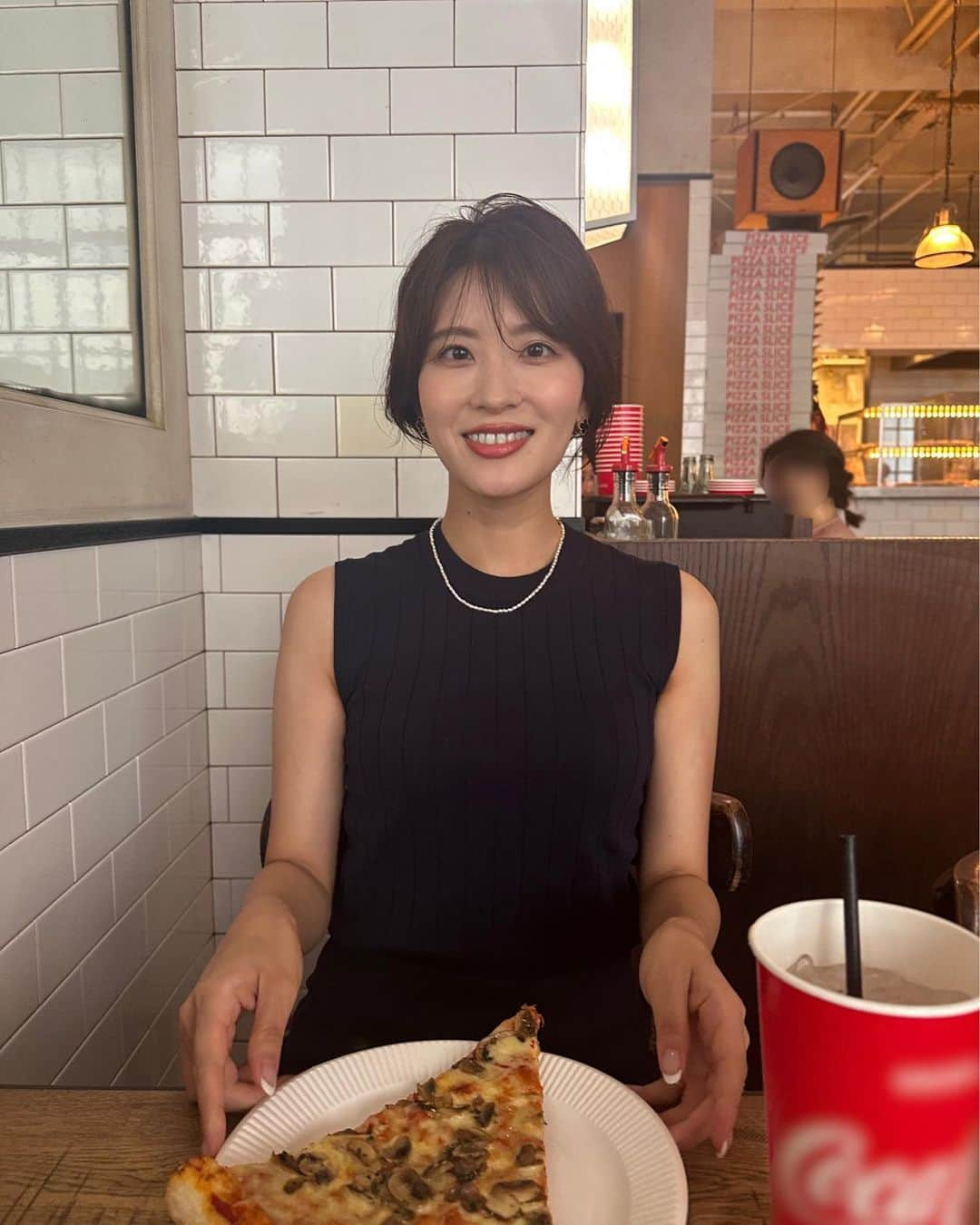 郡司恭子のインスタグラム：「* 🍕  お仕事のご褒美に、 ずっと食べたかったピザ😋  メイクさんが作ってくれた 無造作おしゃれヘア✨ どうかな〜？って 右の鏡をジーッ👀笑  胸鎖乳突筋を鍛えたい…🥹  #work #撮影 #youtube  #ヘアアレンジ #ポニーテールアレンジ #ポニーテール #ポニー #🐴  #ピザ #ピザ🍕 #🍕 #日本テレビ #アナウンサー #日本テレビアナウンサー #郡司恭子」