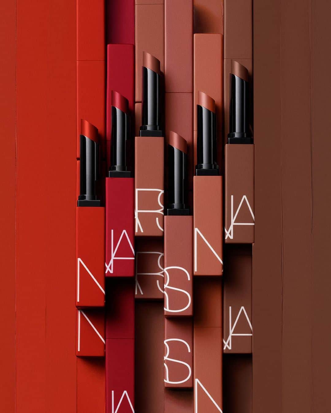 NARSさんのインスタグラム写真 - (NARSInstagram)「More shades. More style. Introducing six NEW shades of Powermatte Lipstick, featuring bold color that lasts for 10 hours. Transfer-resistant. Zero weight. All-out comfort.」7月15日 21時30分 - narsissist