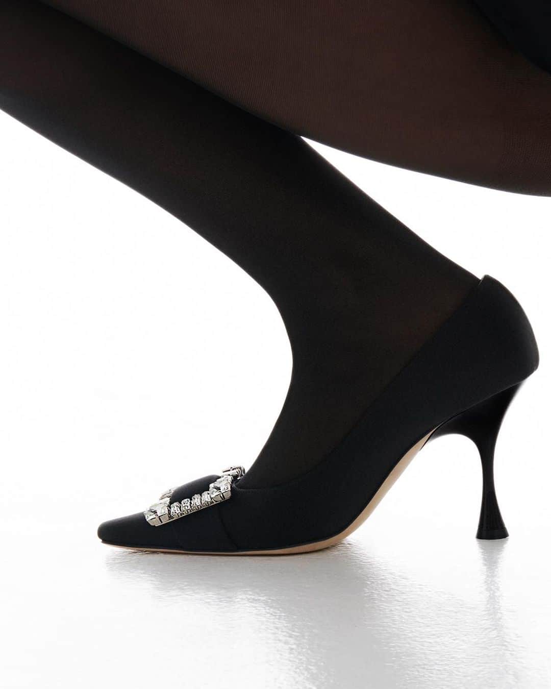 Sergio Rossiのインスタグラム：「Make the week-end special wearing the #srTwenty pump. Shop now at the link in bio.  #SergioRossi」