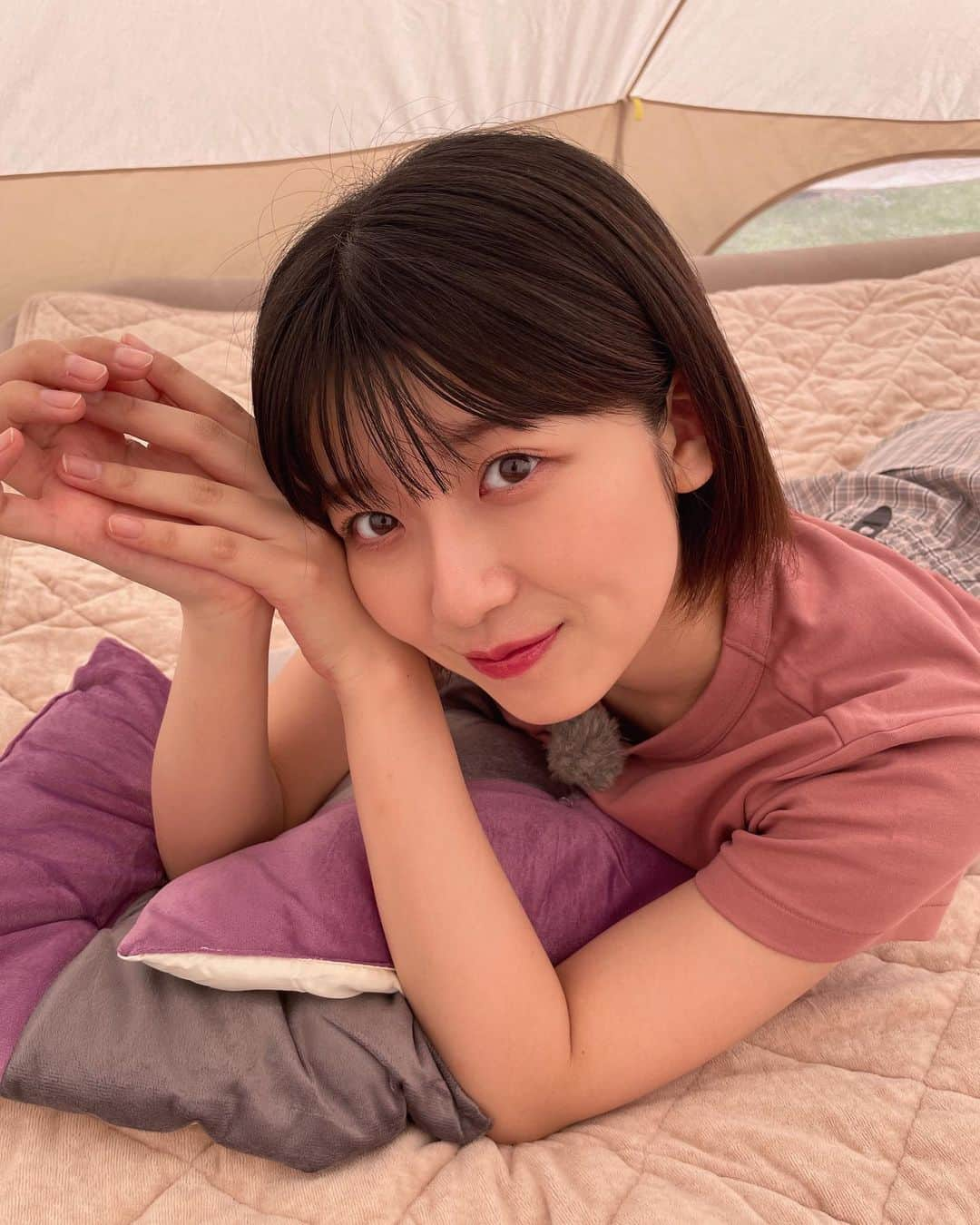 磯原杏華のインスタグラム：「グランピング〜⛺️  優雅に寝そべってますが体感温度40度あるくらい暑かったです。笑 もうちょい涼しくなったらグランピングしたいな 一緒に行ってくれる人募集！🥹  #グランピング #ひなとりっぷ #宮崎観光 #宮崎キャンプ」