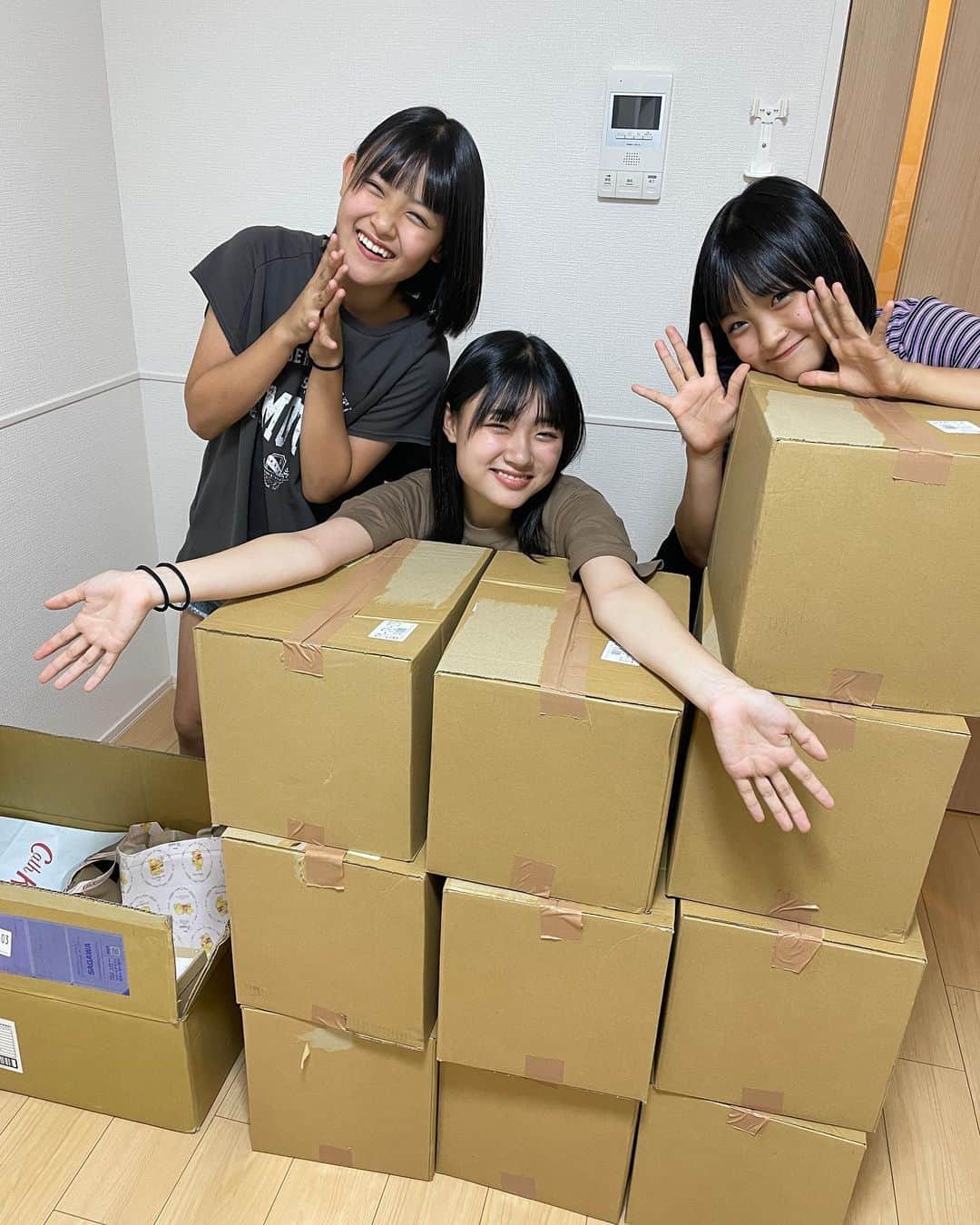 のインスタグラム：「イベントで頂いたプレゼント🎁 本当に本当にありがとう🙏  今日やっと開封しました😊  3人ともヒャーヒャー叫びまくり！ お手紙も写真もうちわも嬉しすぎてニヤニヤしていました😁  一生懸命、3人を思いながら作ってくれたんだろうなってめちゃめちゃ伝わったよ！！  まだ全部見れてないけどじっくりゆっくり見ます♡  本当に愛されてるな！！ ありがとう😭  _ _ _ _ _ _ _ _ _ _ _ _ _ _ _ _ _   ◽️YouTube◽️ ろこまこあこチャンネル ▶︎月、水、金曜日　17時〜 ▶︎ショート　16時〜  ろこチャンネル ▶︎木曜日　17時〜  ライブ配信 ▶︎火曜日　17時半〜  ◽️TikTok◽️ ろこまこあこ ▶︎ atukiyo0311 ろこ（母管理）▶︎ rocoz.0517rma  ◽️Instagram◽️ ろこ（母管理）▶︎ @rocoroco0517 まこ（母管理）▶︎ @macomacomacorun  あこ（母管理）▶︎ @acoacoaconz  _ _ _ _ _ _ _ _ _ _ _ _ _ _ _ _ _ _  #kidsfashion#三姉妹#youtube#youtuber#ろこまこあこ#キッズコーデ#小学生コーデ#jc2#js6#twins#双子#コーデ#kids」