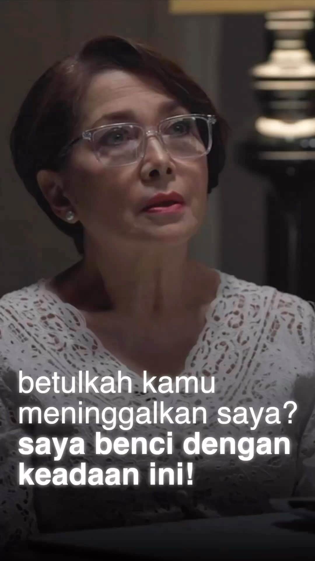 Prilly Latuconsinaのインスタグラム：「Rasanya sangat sulit jika kita harus menerjang kehidupan ini tanpa seseorang yang selalu menuntun langkah kita.  Simak cerita kehilangan terberat Widyawati selengkapnya di Youtube Sinemaku Pictures.  Ketika Berhenti Di Sini tayang 27 Juli 2023 di bioskop.  #KetikaBerhentiDiSini #MerayakanKehilangan #SocialExperiment」