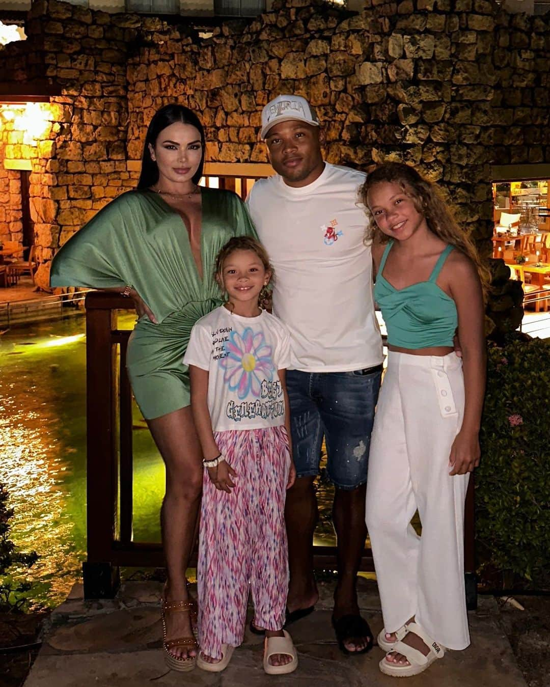 ファン・スニガさんのインスタグラム写真 - (ファン・スニガInstagram)「Merecidas vacaciones con mis personas favoritas! 🏖️👨‍👩‍👧‍👧 Los amo! ♥️ @camilozuniga18 @sofiazunigaroficial @esmeraldazunigar #aruba2023 #familytime #holidays #funtimes」7月15日 12時42分 - camilozuniga18