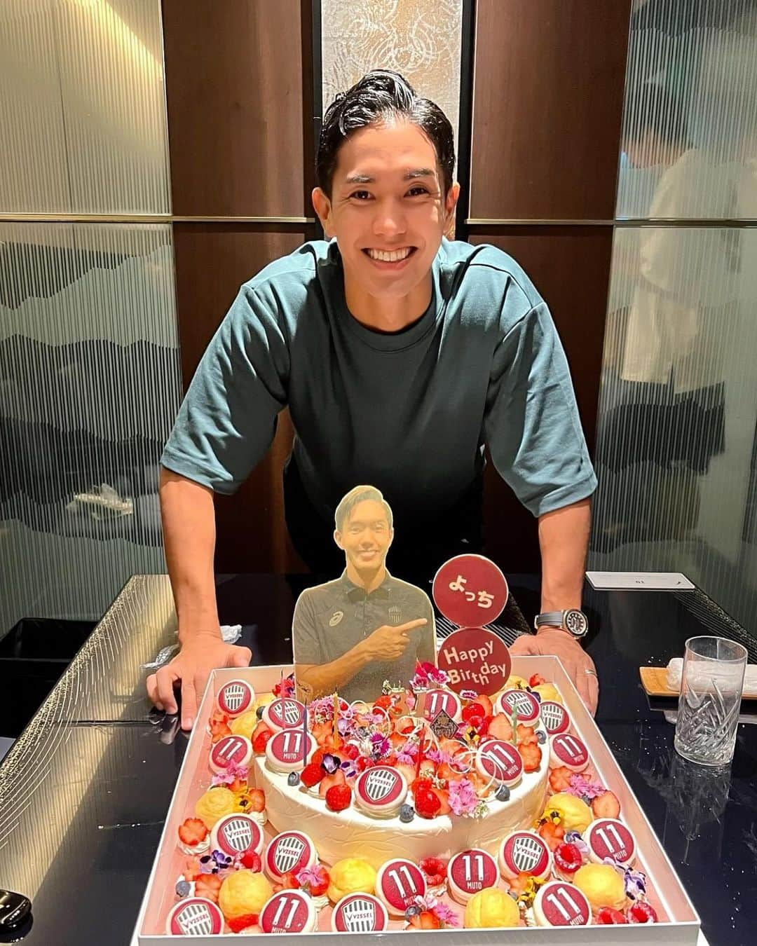 武藤嘉紀さんのインスタグラム写真 - (武藤嘉紀Instagram)「31歳になりました!! プロサッカー選手になった時、30歳までは何が何でもしがみついて、プロ選手として闘おうと心に誓っていたので少し感慨深いです。 ここまで来れたのも応援してくれる家族、友人、チームメイト、ファンサポーターの方々のおかげです! 本当にありがとう!! 皆さん、これからもよろしくお願いします!!  #武藤嘉紀  #11 #なぜ1番集中しなくちゃいけない写真で光が全て僕の顔に集まる #うまく編集してもらったけど限界あり」7月15日 12時43分 - yoshinori_muto_09