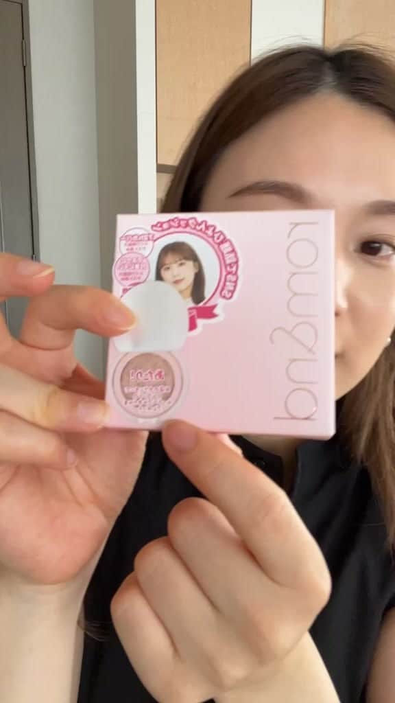 ひよんのインスタグラム：「💓💓  インスタライブ見てくれてありがとうございました💓 久しぶりのライブで私も楽しかった😆✨  今日は2つ、みんなにスペシャルなイベントを用意させて頂いたよ💜  ひとつめ！ #ひよんクッション を紹介したのだけど、今日のライブアーカイブ投稿に、 ●クッションを使ってみた感想 もしくは、使ったことない方は ●気になるポイント をコメントしてくれた方の中から抽選で10名様に ロムアンドのグラスティングメルティングバーム8番,9番を1つずつ、計2個をプレゼントします😋💄 是非みんなコメントしてね❤️❤️ 当選された方は@romand_jp から連絡がくるよ💌  ふたつめ！ 今回も皆さんのために準備した【当たりシールイベント】を開催します✨ バラエティショップ*にてひよんクッションを購入して、 パッケージについているシールをめくって【当たり】が出たら、 その場でロムアンドのムードペブルネイルがゲットできるよ！ お得にネイルがGETできるチャンスもお見逃しなくだよ💓 （*先着順・数量限定・お一人様一個まで・なくなり次第終了です。）  ひよんがアンバサダーを務めるロムアンドのブルームインカバーフィットクッション、 名付けて【#ひよんクッション】はもう既にみんな使ってくれたかな？☺️💓 ここだけの話、 ロムアンドから、年末に新たな日本限定商品が登場すると噂を聞いてるよ🤭❣️ㅋㅋㅋ これもすごく楽しみ💓💓💓  #pr #ロムアンド #romand #ブルームインカバーフィットクッション #ひよんクッション」