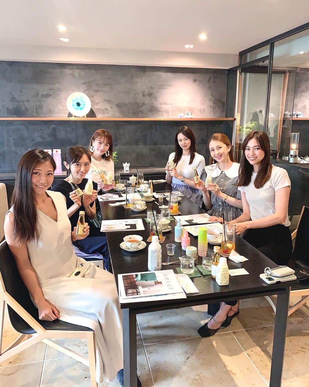 のインスタグラム：「🌾 1625年創業の酒蔵"福光屋"の発酵サロンへ☆ @fukumitsuya_shop  福光さんが、直々に米発酵技術を生かした発酵食品や化粧品、調味料を ひとつひとつ教えてくださいました。  ◉"発酵ライスミルク"は コレステロールゼロ、乳糖ゼロ、脂質ゼロで 料理やお菓子作りにも使えるそう✨  この日食べたマンゴーサンドは そのライスミルクを使って作られていたんですが 自然の甘みでとっても美味しかった😍  そして免疫力あげるのにおすすめなのが  "ANP71"と"VATEN"。  ◉"ANP71"は 1本に1,500億個の植物性乳酸菌や 必須アミノ酸、ブドウ糖が入っていて 毎朝食事前に飲むのがおすすめだそう。  ◉"VATEN"は ミトコンドリアを増やし 持久力や疲労耐性を向上させてくれる 天然のエナジードリンク。 寝る前に飲むと睡眠の質も上がるそう。  私は疲れやすく、よくコンビニでエナジードリンク飲んでしまってたけど、その場では効きますがやはり砂糖たっぷり使われたものだと逆に疲れやすくなったりするんですよね。  福光屋の商品は全て素材にこだわっているので 調味料やスキンケアまで安心して使える🥰🥰  スキンケアは手につけて試したけど、 香りがすっごく良くってテクスチャーも好きな感じですごく良さそうだったので今度使ってみようと思います♫  東京だと玉川高島屋やミッドタウン六本木に入っているので是非チェックしてみてね。  @fukumitsuya_shop  @fukumitsuya_beauty  @taichiro_fukumitsu   #福光屋#vaten#ANP71 #ライスミルク」