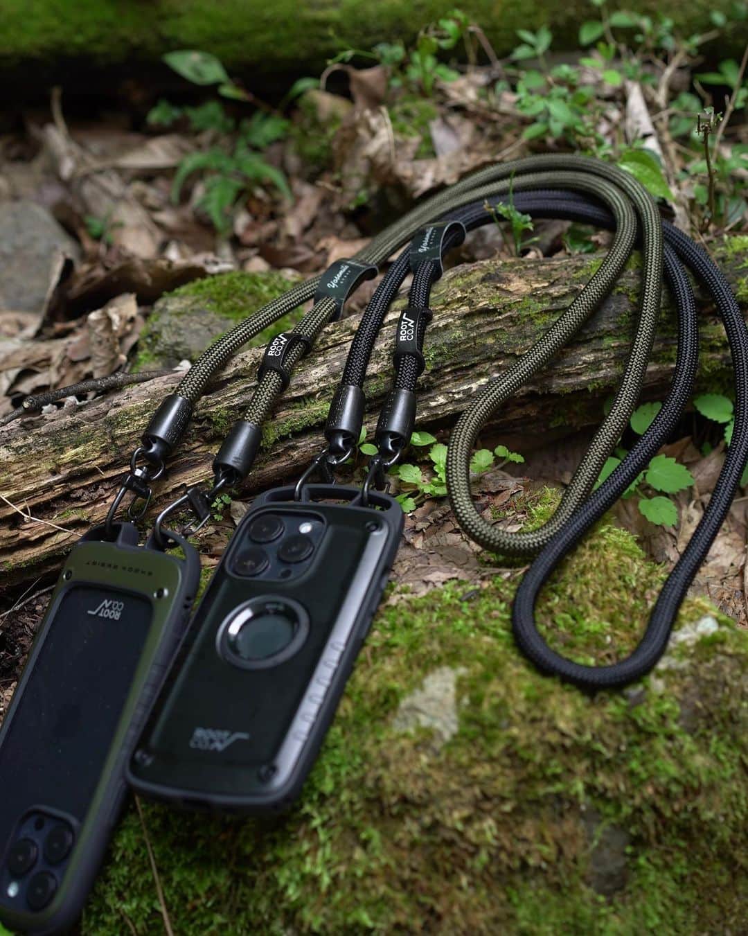 のインスタグラム：「. EPM × ROOT CO. YOSEMITE MOBILE STRAP @yosemite_strap   ROOT CO.のiPhoneケースの代表作「Shock Resist Case Pro.」と「Shock Resist Case +Hold.」に装着することを最優先に考えたコラボレーションアイテムです。 2023年7月22日(土)・7月23日(日)に開催されるADVENTURE SUMMIT 2023にて、数量限定で先行販売をいたします。 是非ROOT CO.ブースにお立ち寄り下さい。  【About YOSEMITE STRAP】 ヨセミテストラップは、日本人写真家がカリフォルニア州のヨセミテ国立公園に撮影に行った際に、ひとりのクライマーとの出会いから生まれた、クライミングロープを使用したカメラストラップとして考案される。 ジャパンメイドの丁寧な物作りと使い勝手の良さが話題となり、ドイツの高級カメラメーカー「ライカ」に採用され「ストラップの最高傑作」と称された。 ロープエンドコネクター「アリゲーターロックシステム」をYKKと共同開発し、スマートフォンに対応した、斜めがけモバイルストラップを発売。 スイスのアウトドアブランド「マムート」や数々の有名ファッションブランドとのコラボレーションラインを発表し、国内外の有名セレクトショップで展開。 https://shop.extended.jp/  【ADVENTURE SUMMIT 2023】 https://fuji-gateway.com/news/adventure-summit2023/ @beams_official  @fuji_gateway   #epm #yosemitemobilestrap #root_co #rootco #fujigateway #adventuresummit #adventuresummit2023」