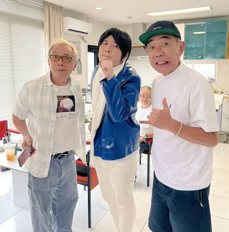 Mr.シャチホコさんのインスタグラム写真 - (Mr.シャチホコInstagram)「ヤバすぎないかいこの写真📸笑  以前憲さんにとある収録でお会いできたことがきっかけで、色々あって 憲さん『よし、じゃあ所さんに曲を書いてもらおうよ！』って流れに(笑)  そして本当に超神曲を所さんに作っていただきました😂 最初は玉置さんのマネだけで歌う予定だったのがミスチル桜井さんも入っちゃおうって流れに😂  来週の『木梨の会。』📻️で少し流れます😊 放送後、YouTubeでフルバージョンをアップしますのでお楽しみに✨」7月15日 12時45分 - mr_shachihoko