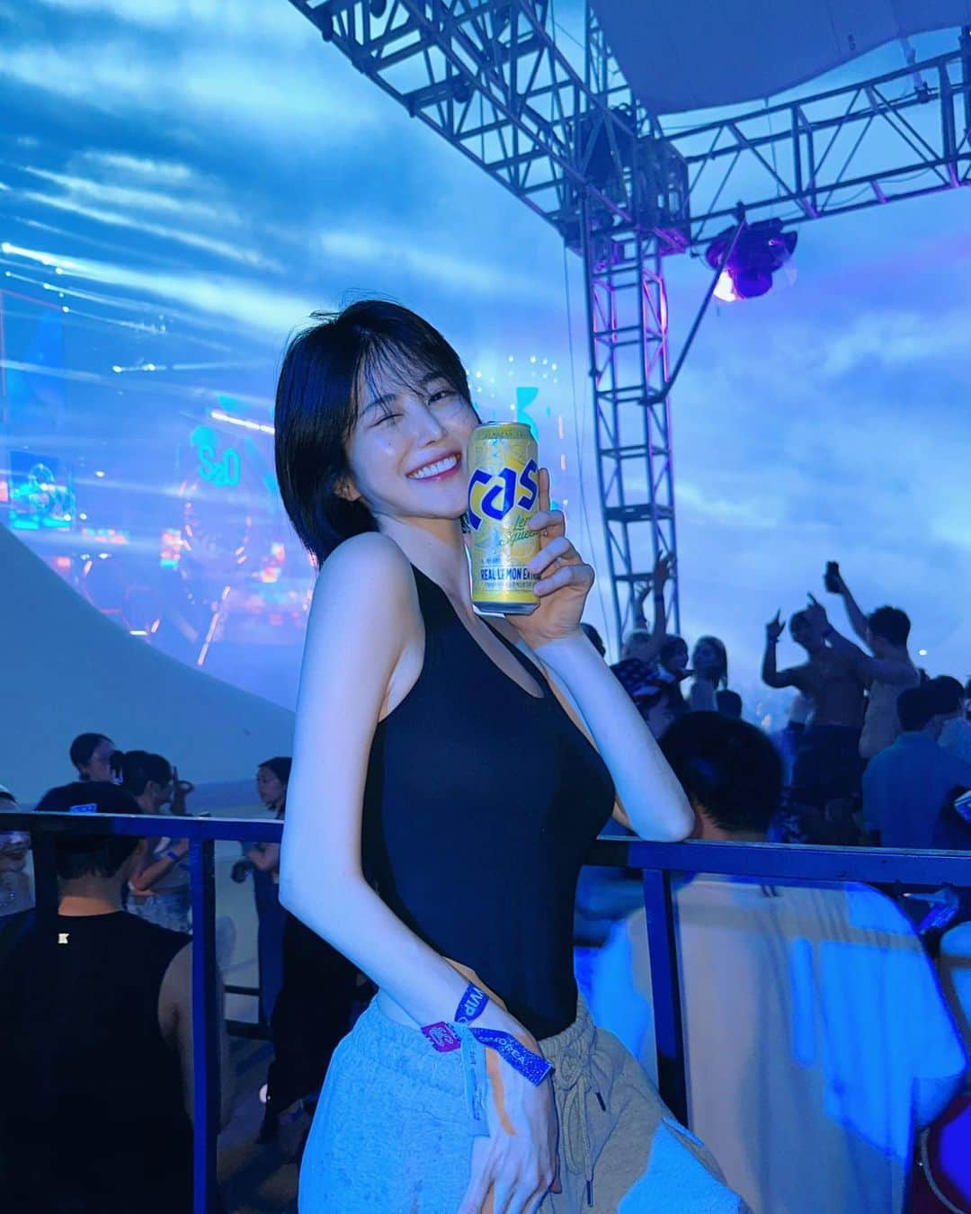 ハユンのインスタグラム：「하이볼맛 나는 맥주💛🍋🍻」