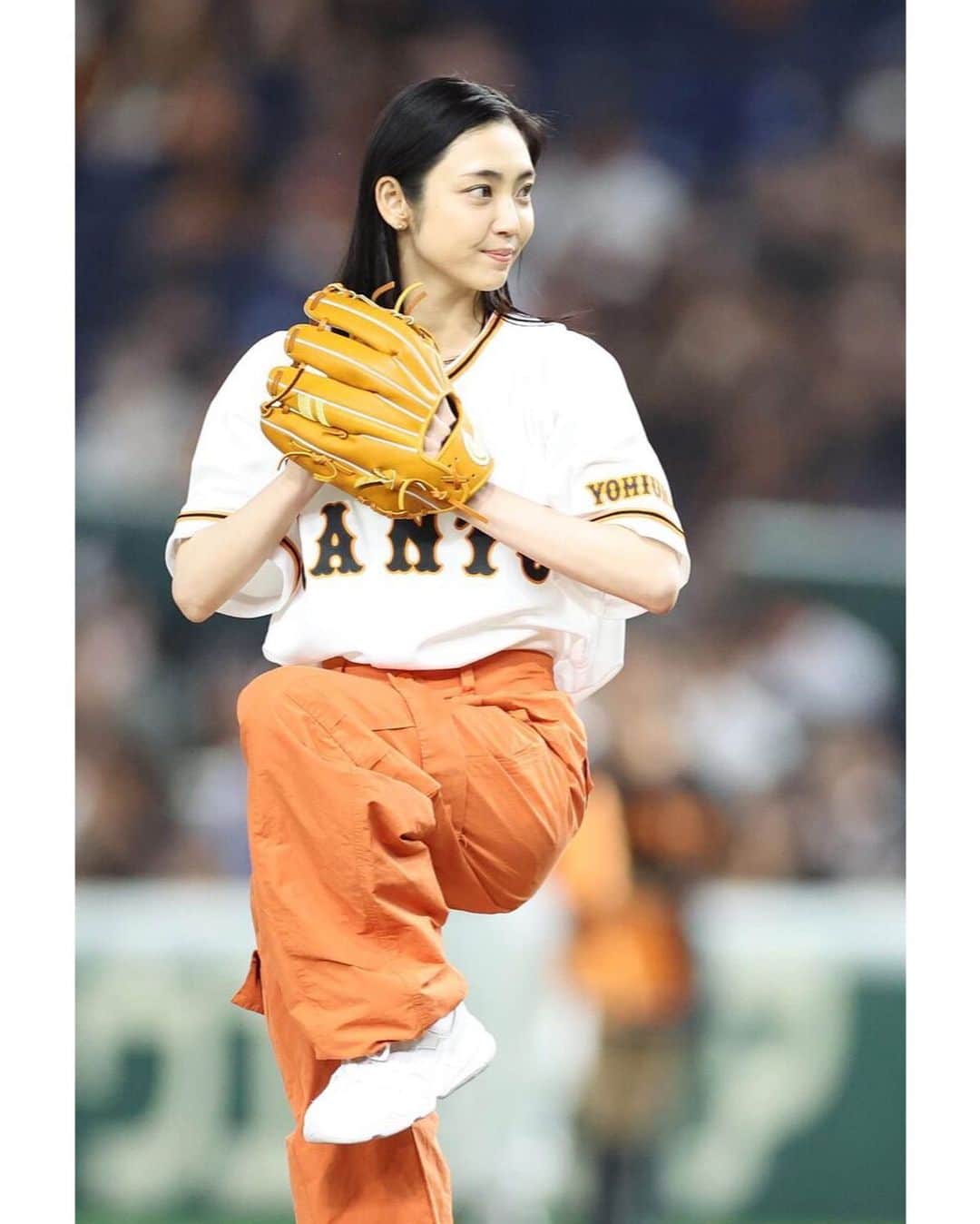 山谷花純のインスタグラム：「「絶望を彩れ」 私の人生は、とても愉快で退屈知らず。 後悔なく、日々を過ごしましょう^ ^  #朝ドラらんまん #山谷花純 #巨人 #ジャイアンツ #始球式 #始球式」